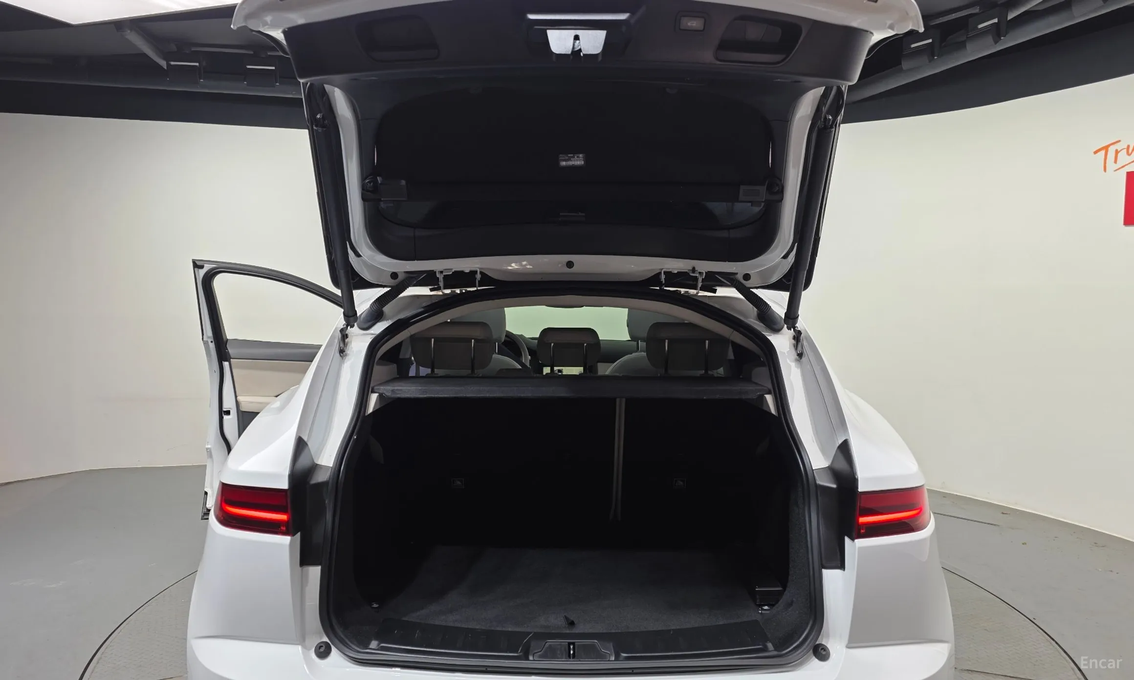 Jaguar E-PACE превью 20