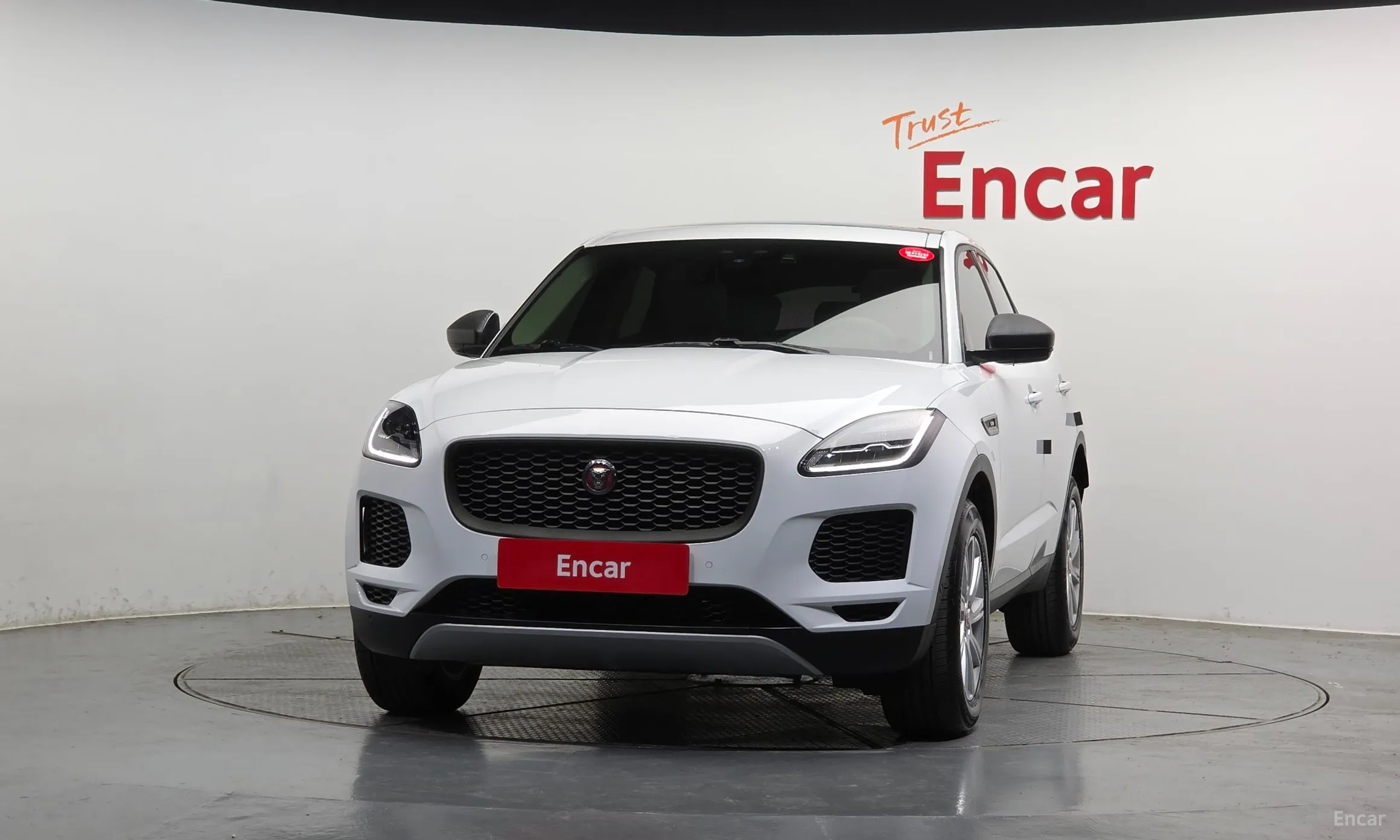 Jaguar E-PACE превью 3