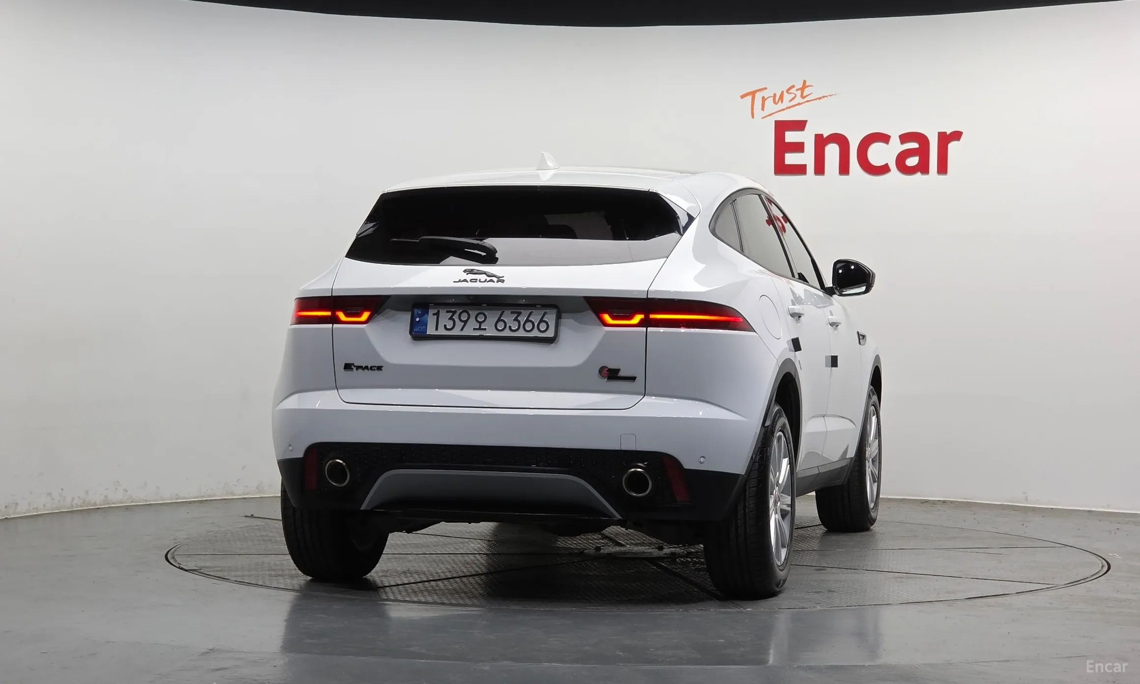 Jaguar E-PACE превью 4