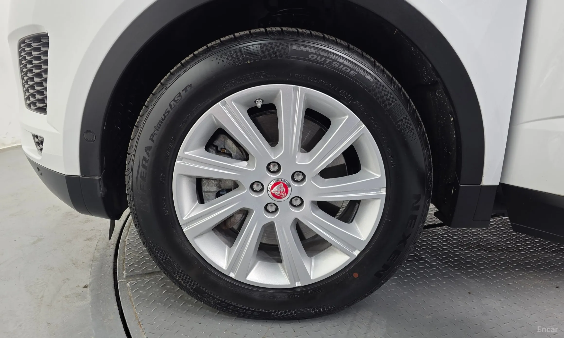 Jaguar E-PACE превью 5