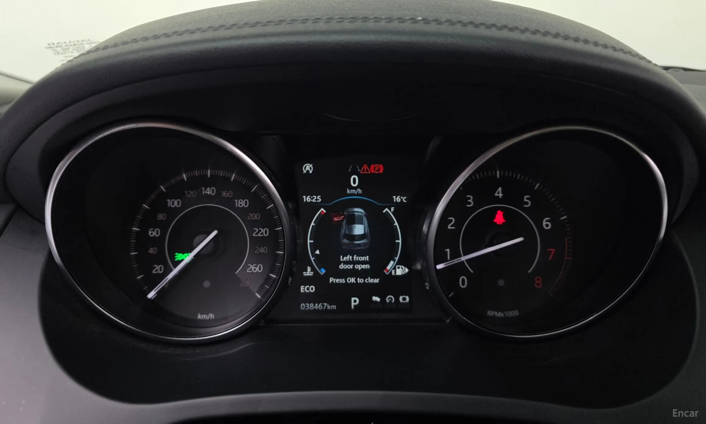 Jaguar E-PACE превью 8