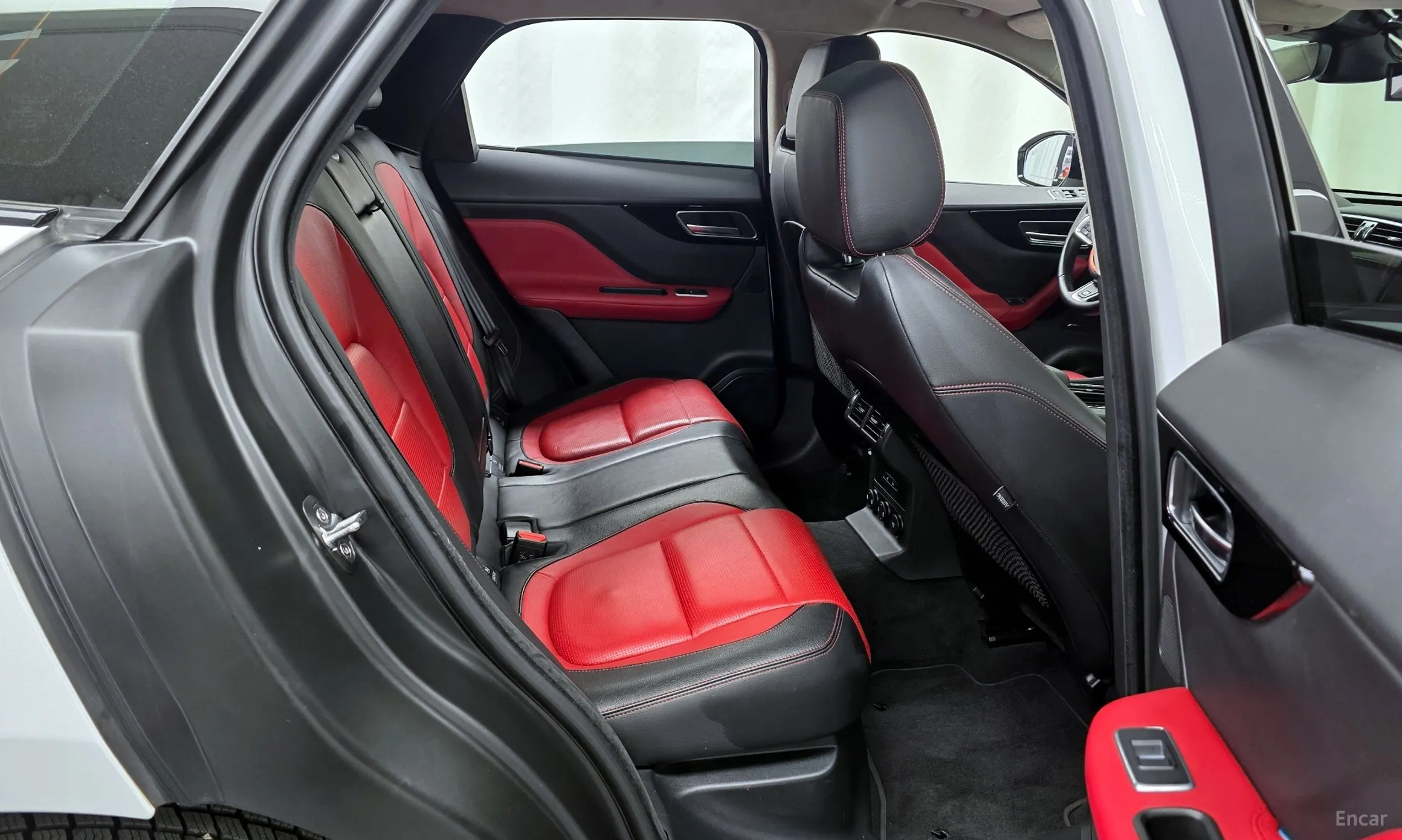 Jaguar F-PACE превью 12