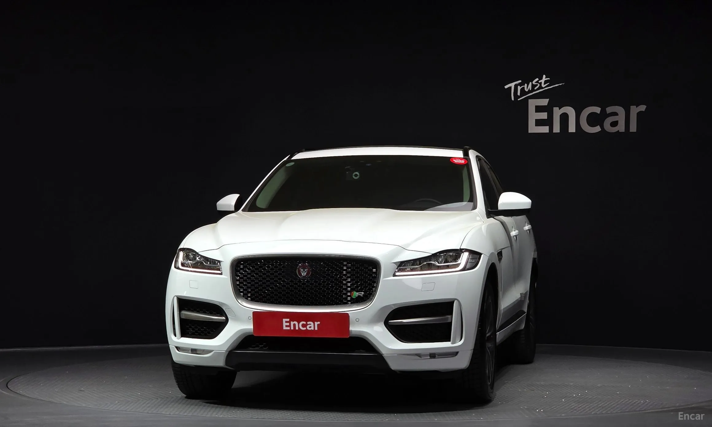 Jaguar F-PACE превью 3