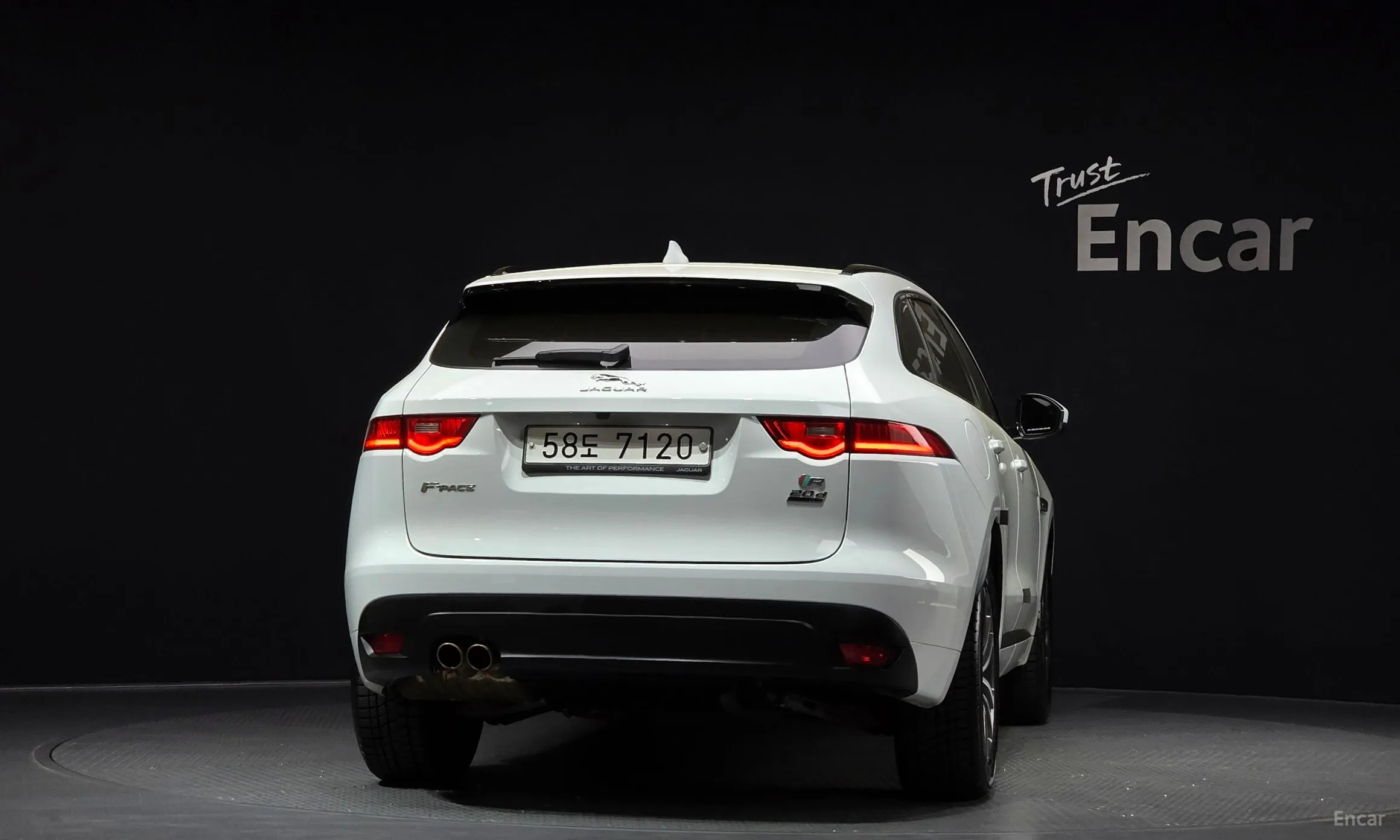 Jaguar F-PACE превью 4