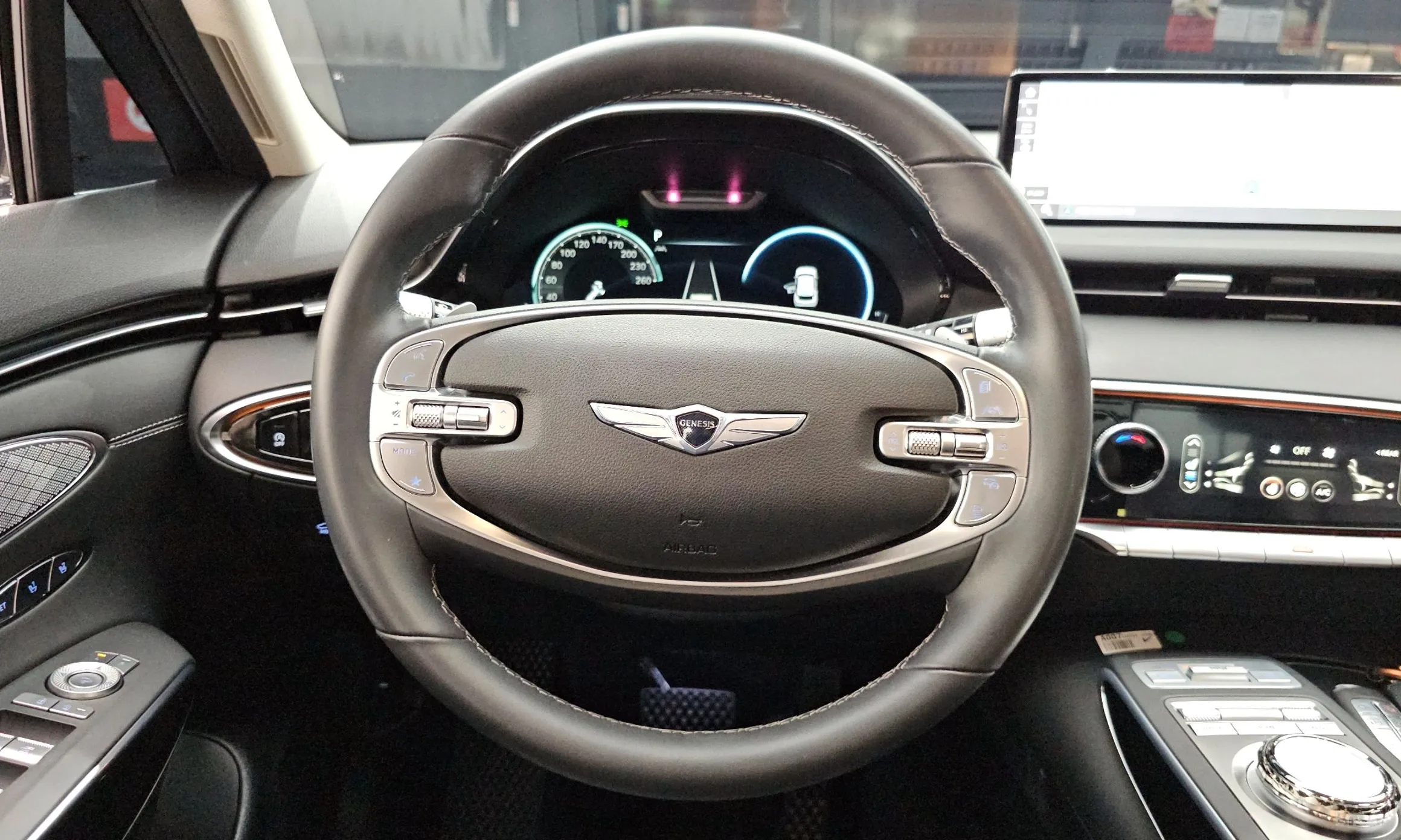 Genesis GV70 превью 13