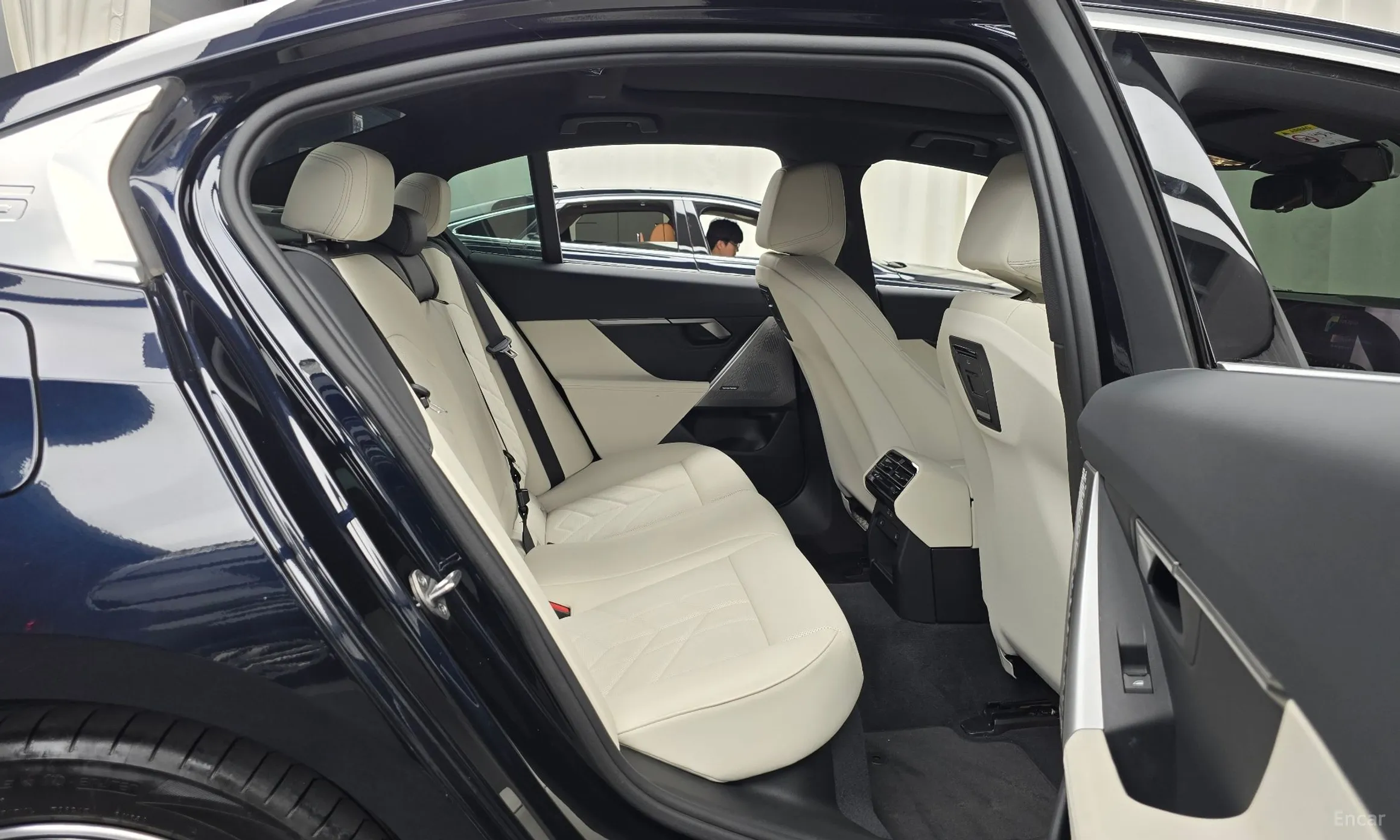 BMW 5 Series (G60) превью 12