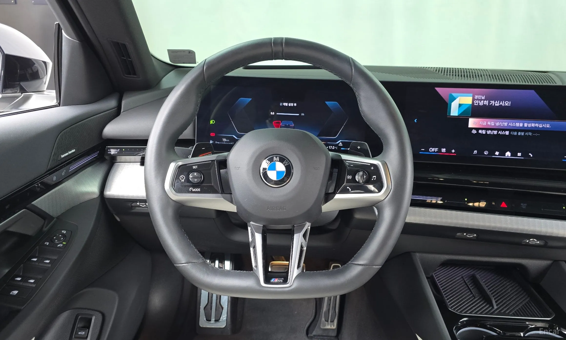 BMW 5 Series (G60) превью 13