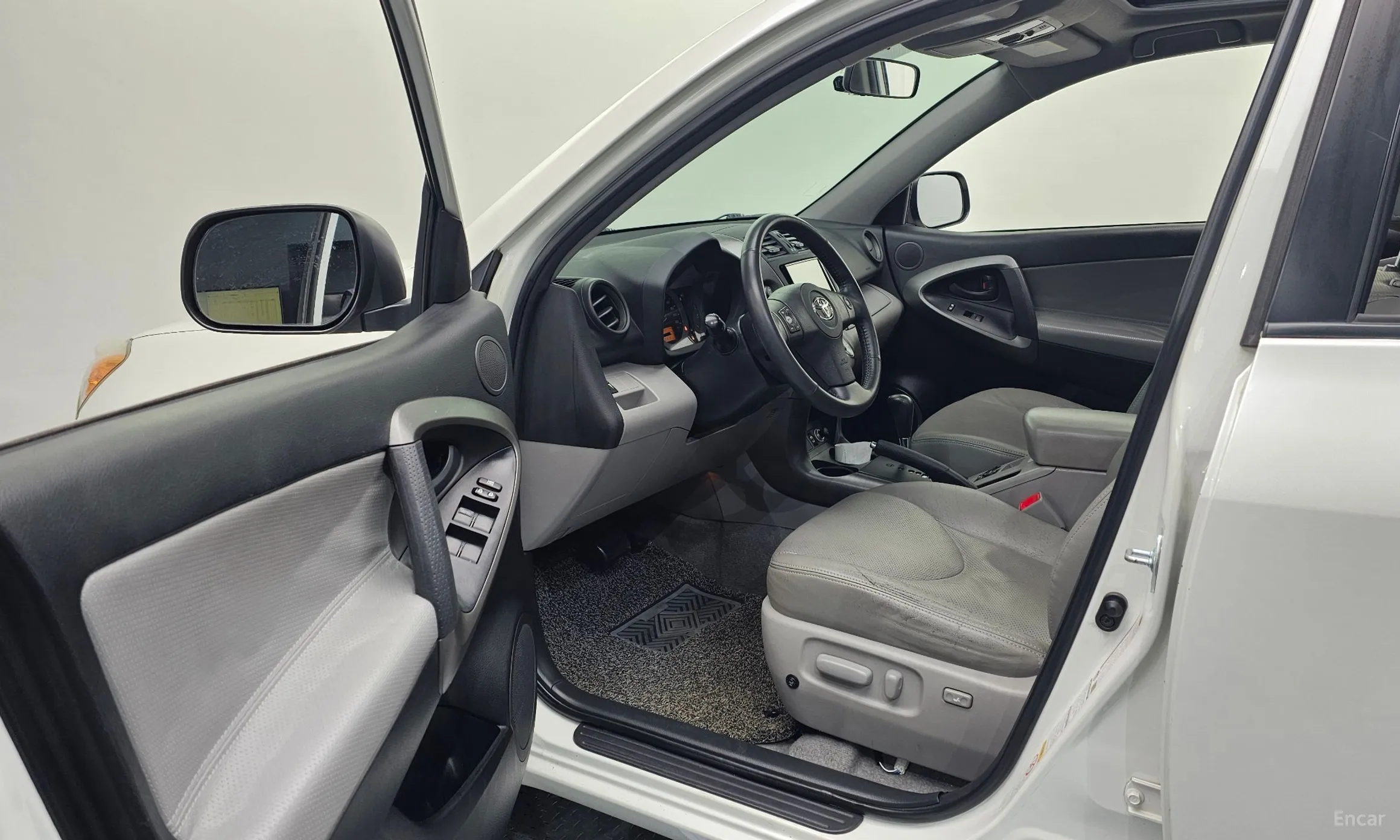 Toyota RAV4 превью 10