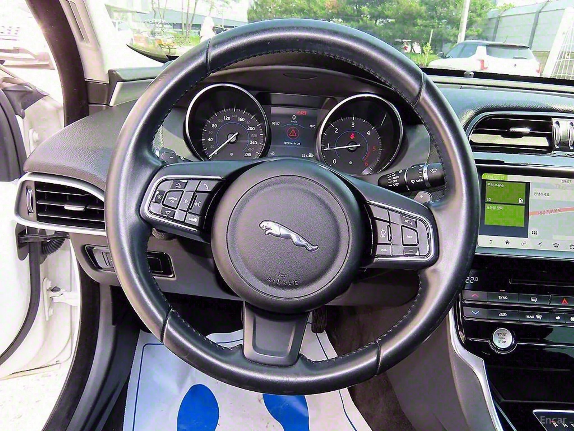 Jaguar XE превью 12