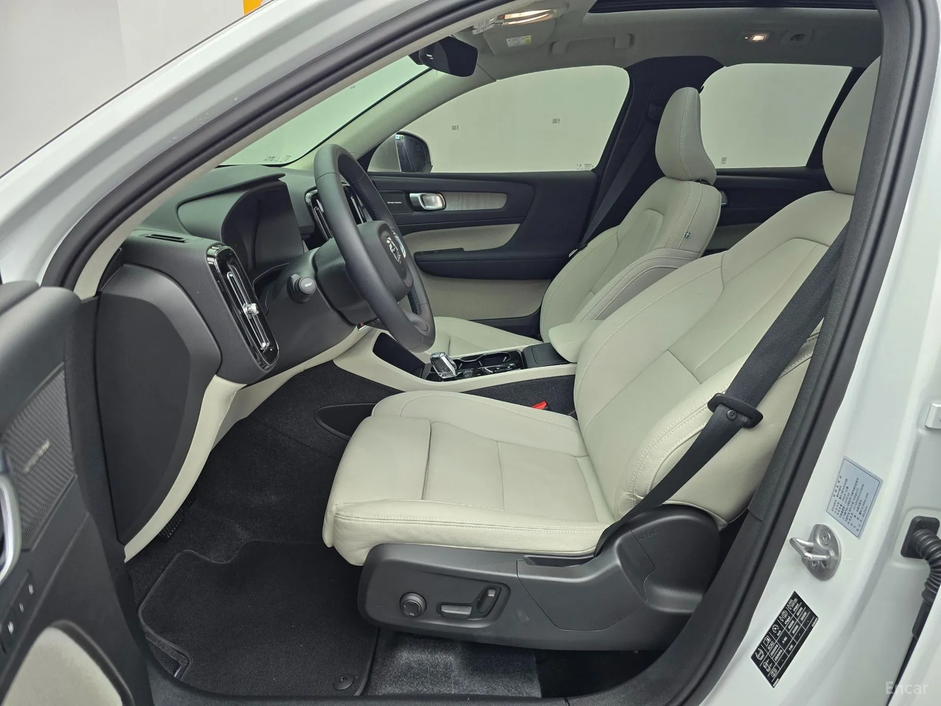 Volvo XC40 превью 10