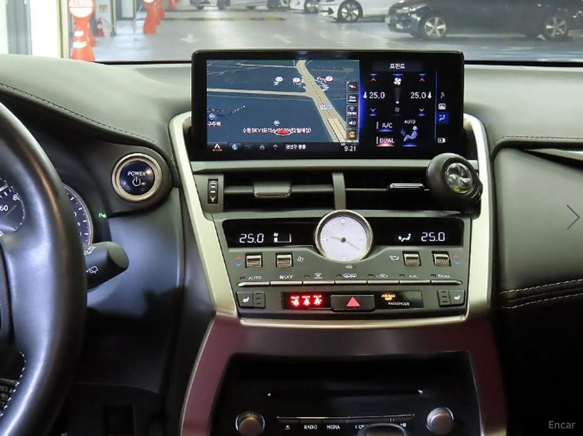 Lexus NX300 превью 11