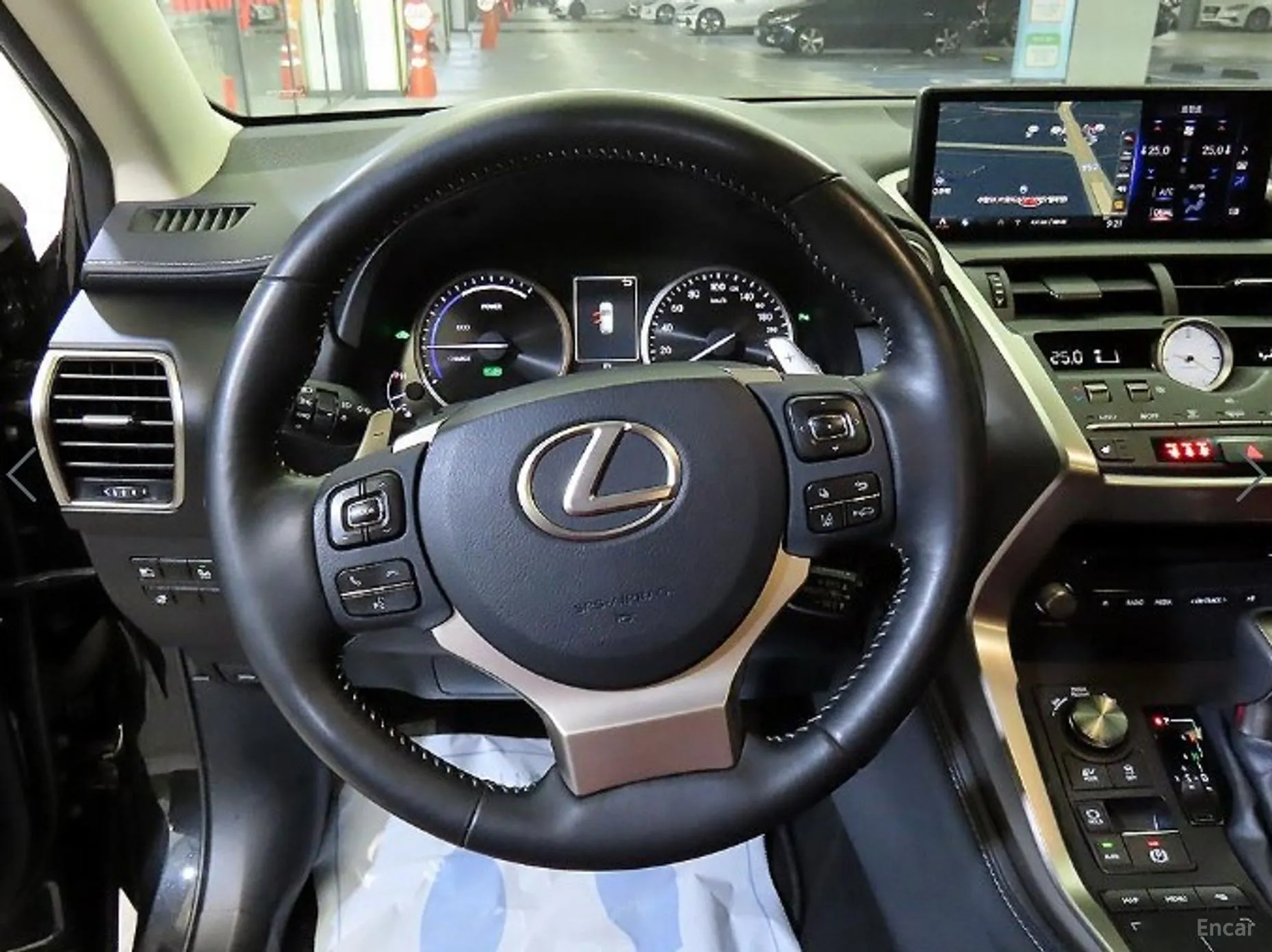 Lexus NX300 превью 8