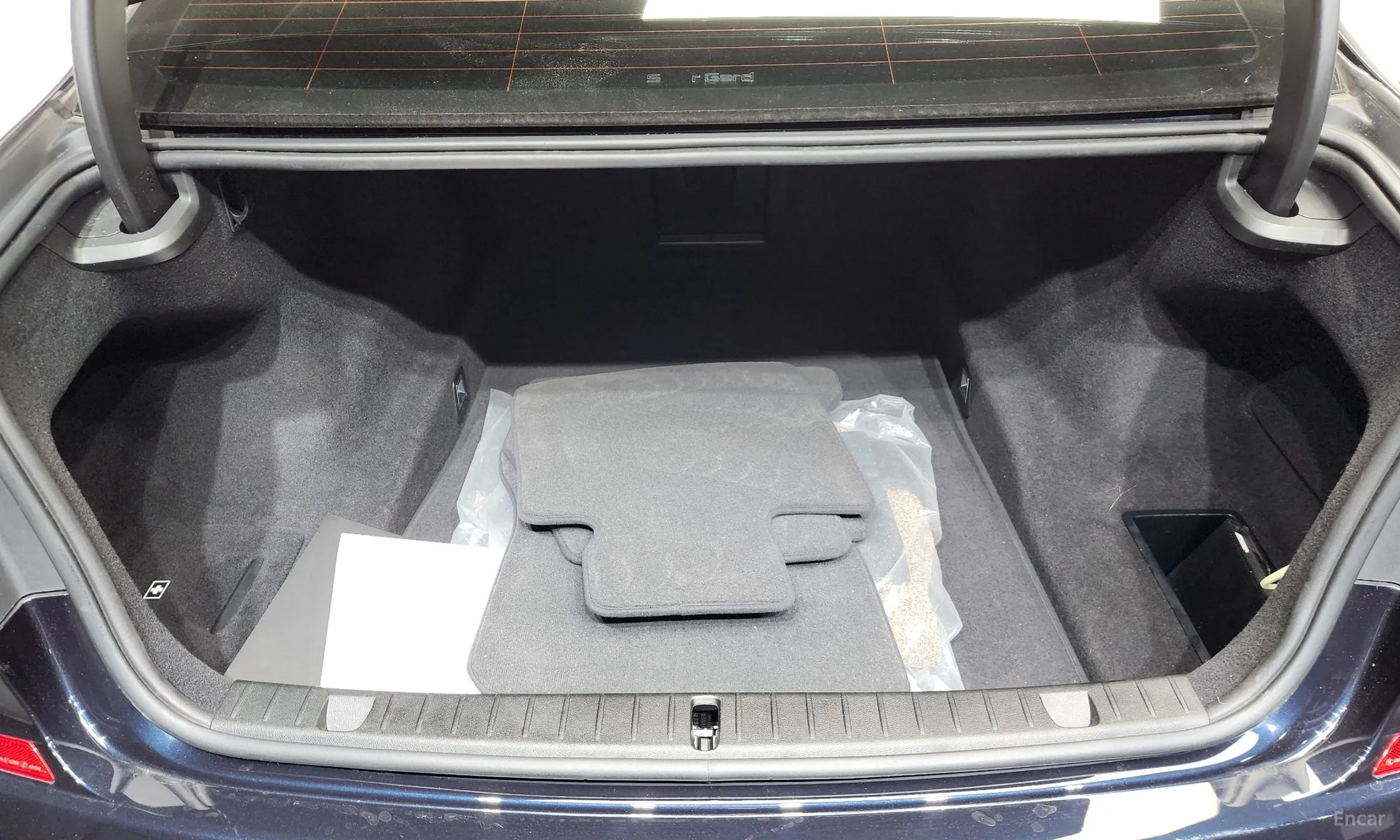 BMW 7 Series (G11) превью 20