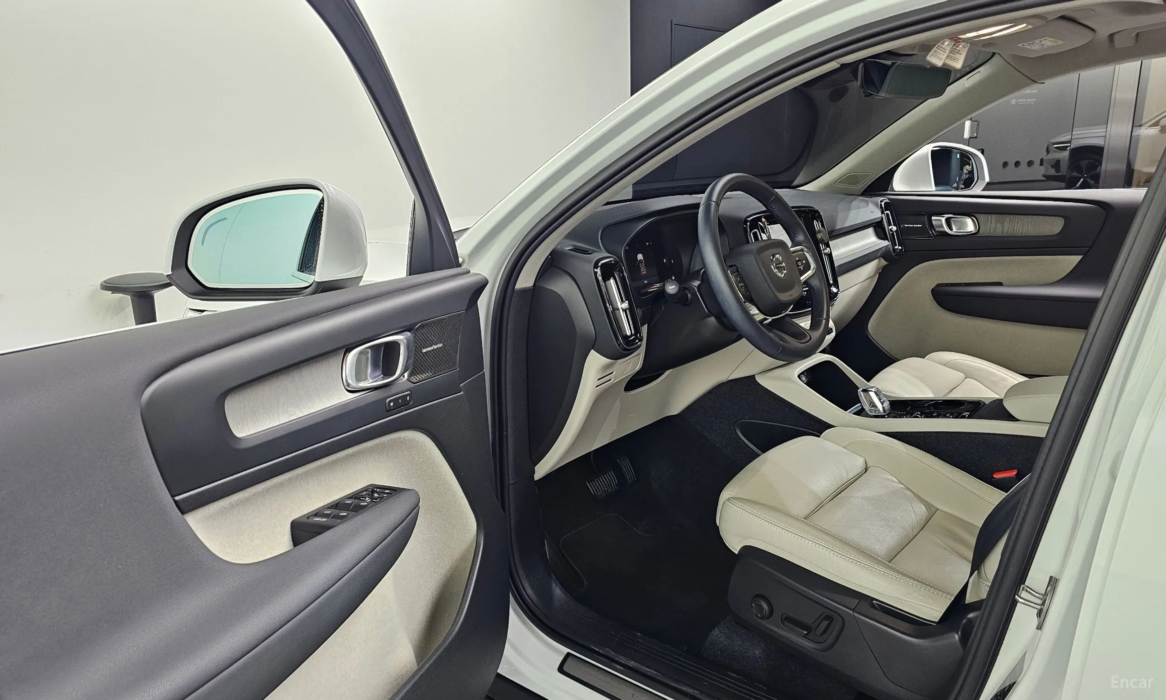 Volvo XC40 превью 10