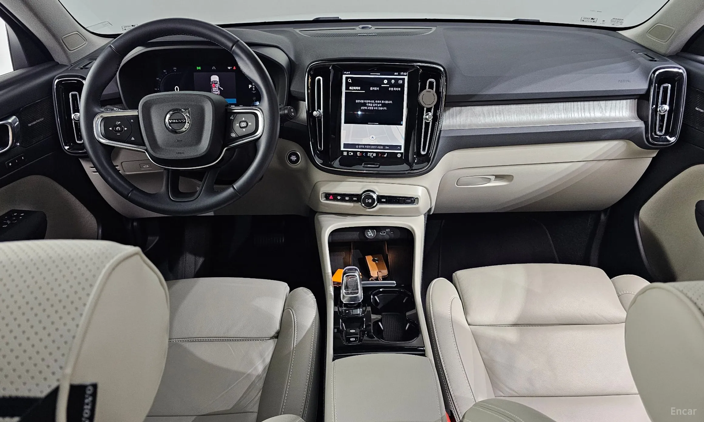 Volvo XC40 превью 7