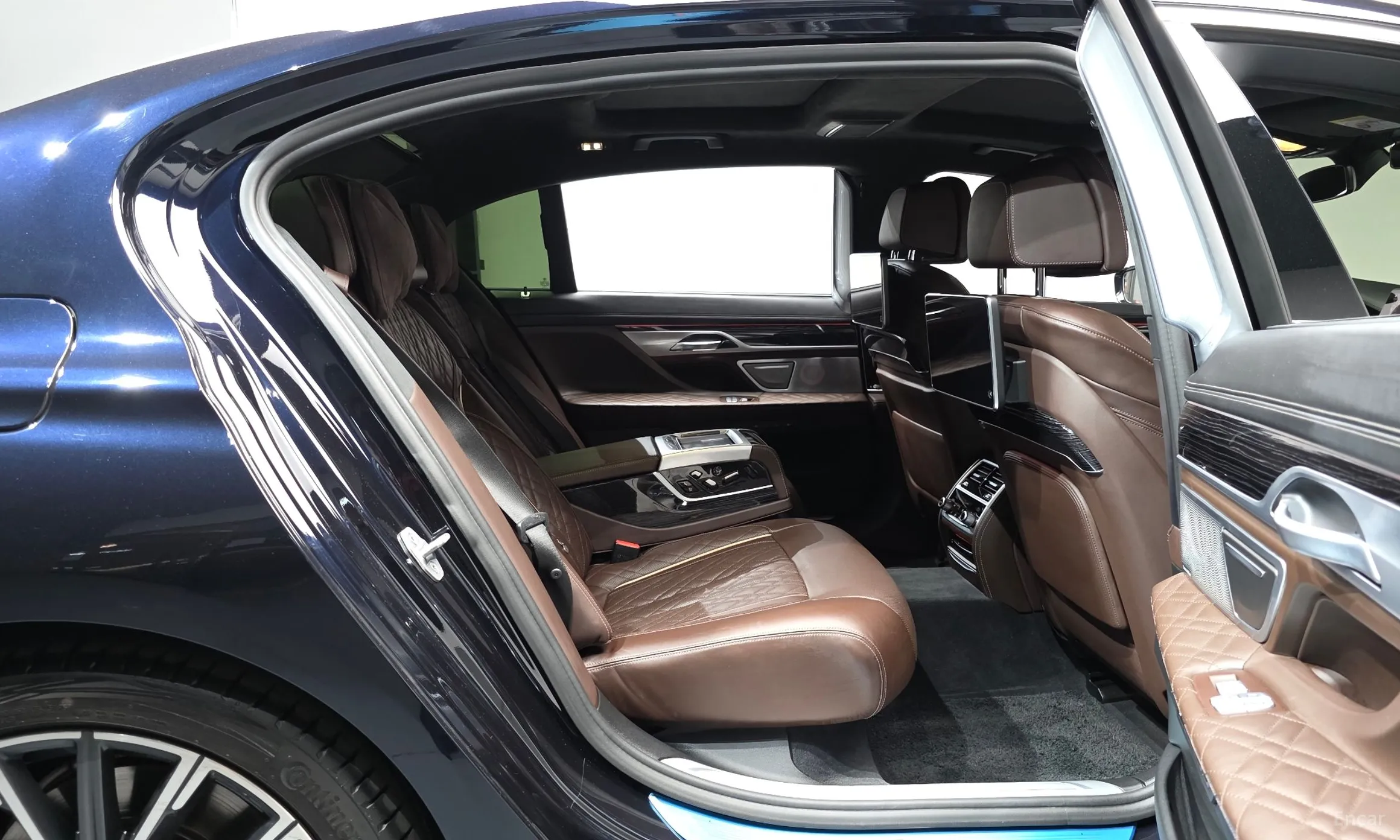 BMW 7 Series (G11) превью 11
