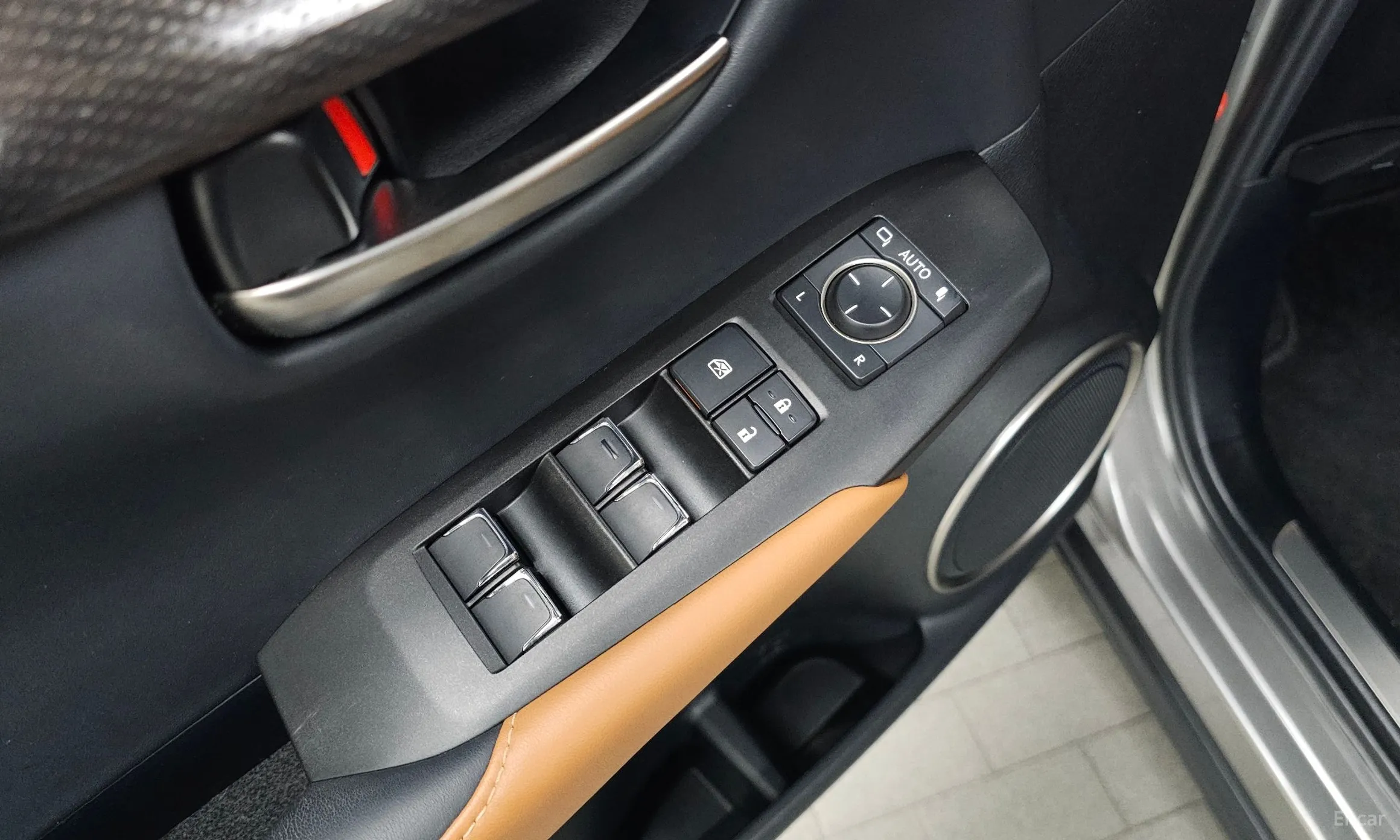 Lexus NX300h превью 14
