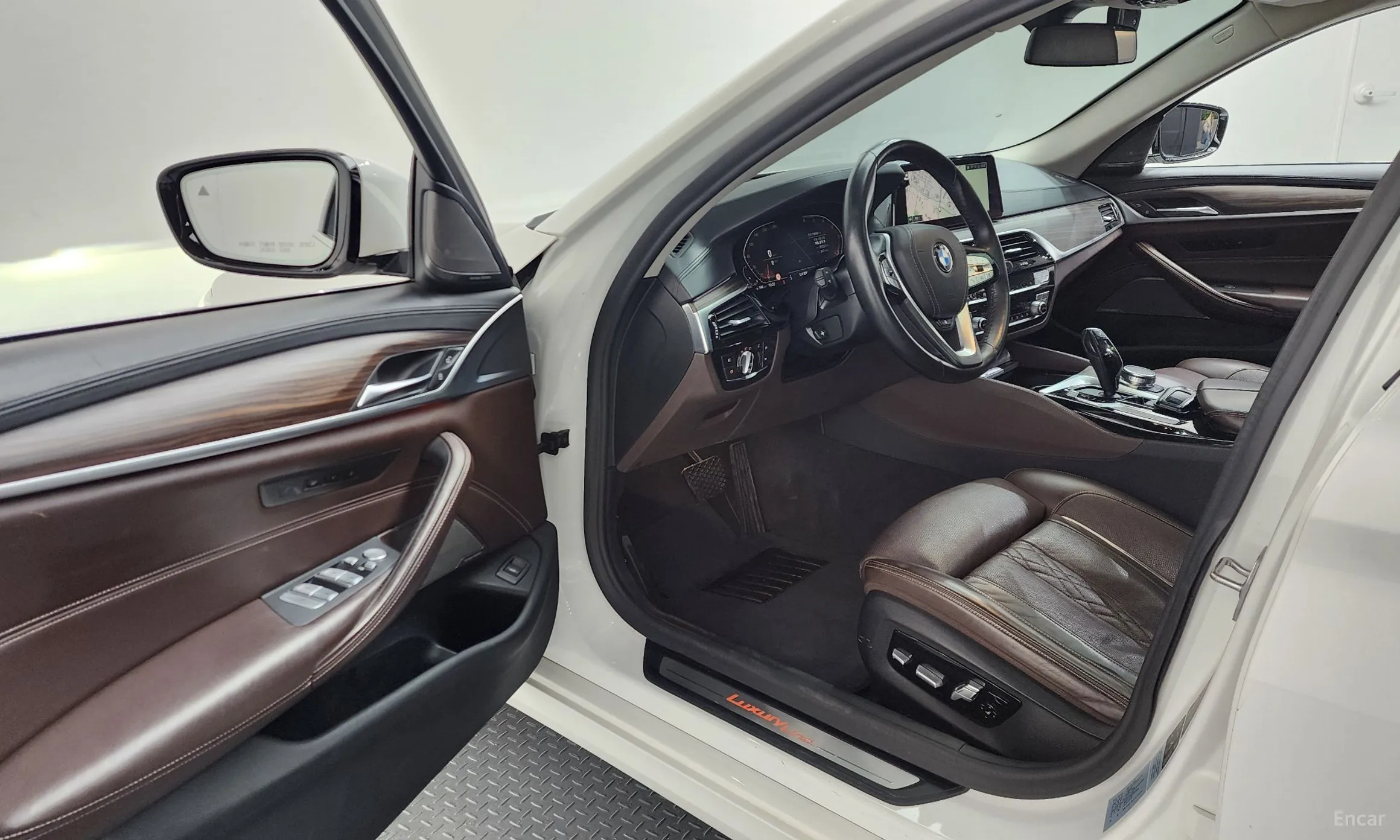 BMW 5 Series (G30) превью 10