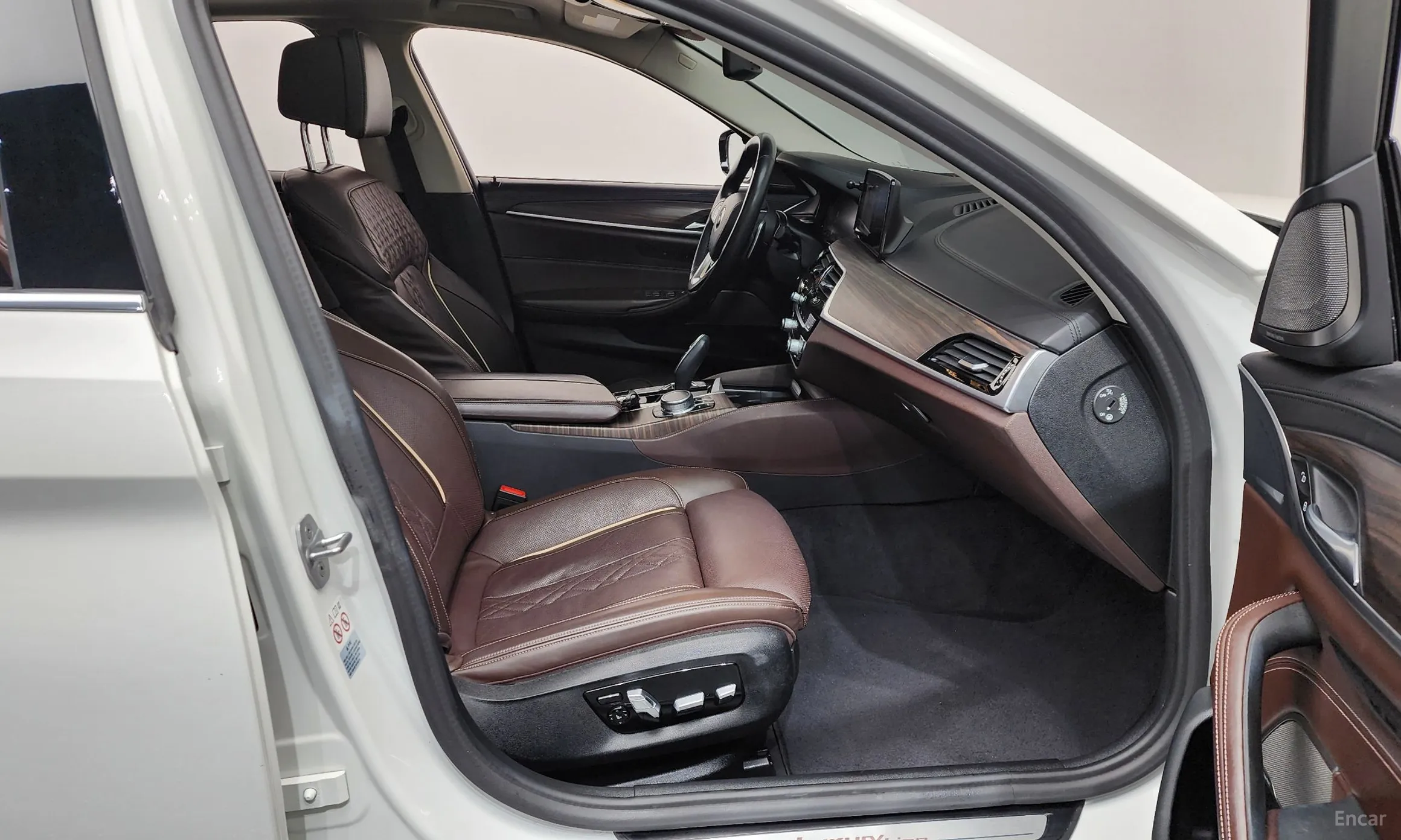 BMW 5 Series (G30) превью 11