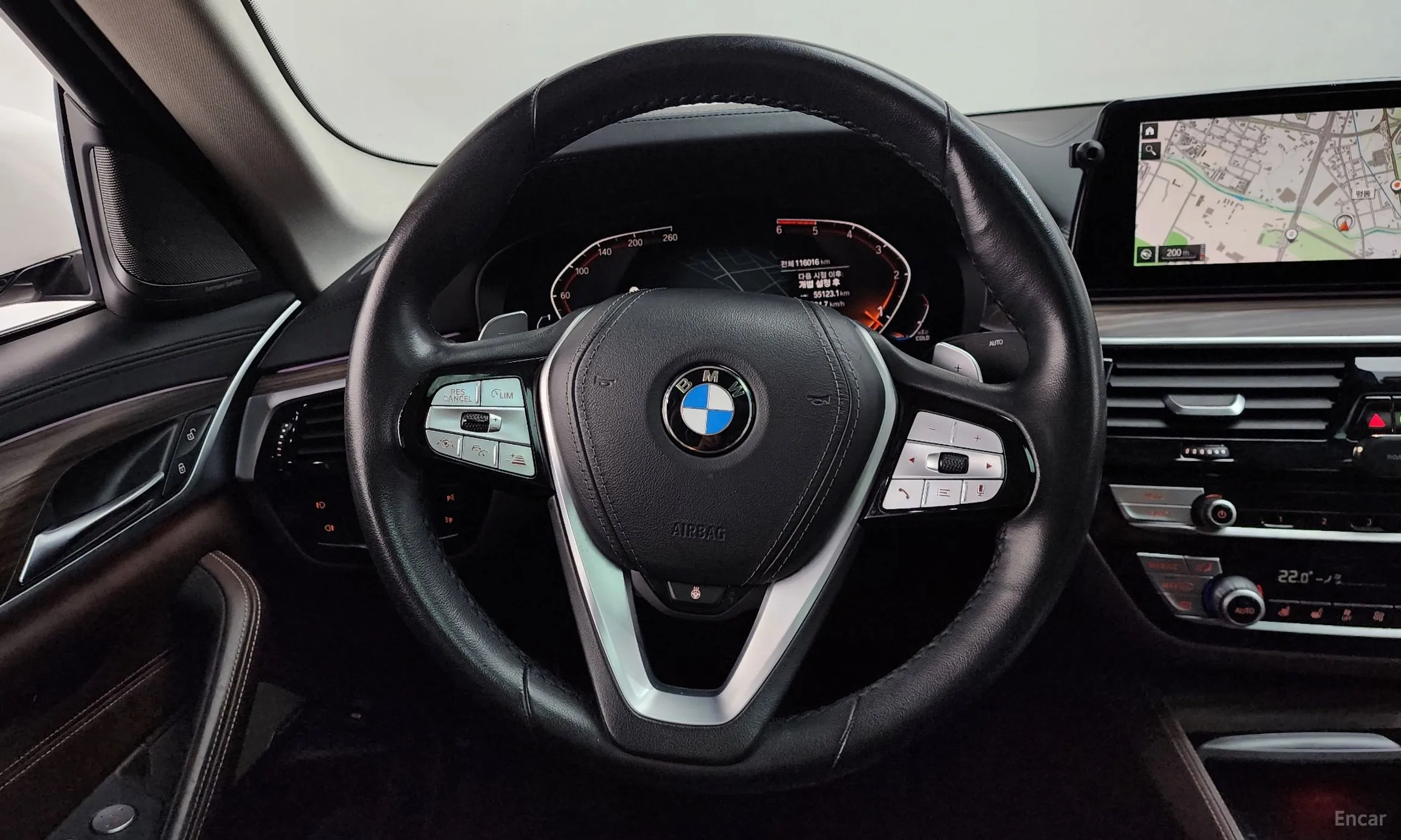 BMW 5 Series (G30) превью 12
