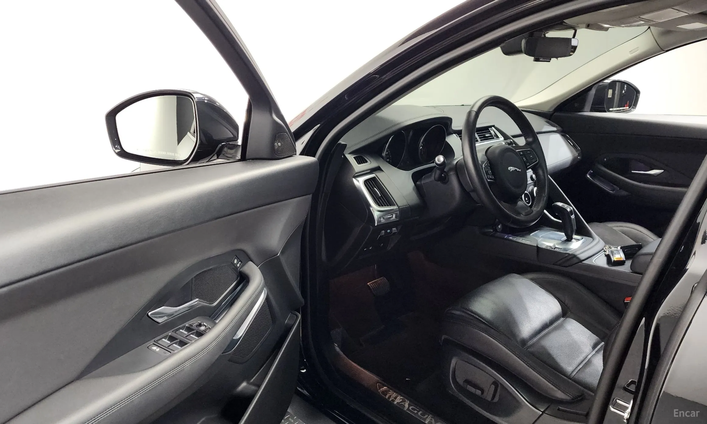 Jaguar E-PACE превью 10