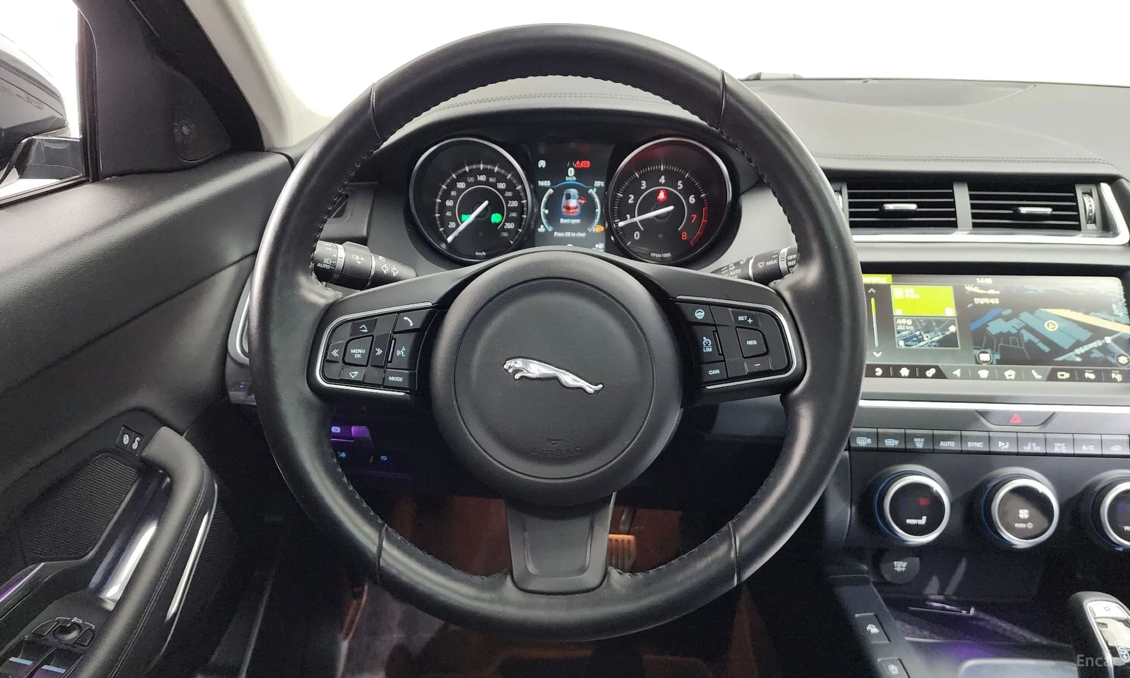 Jaguar E-PACE превью 12