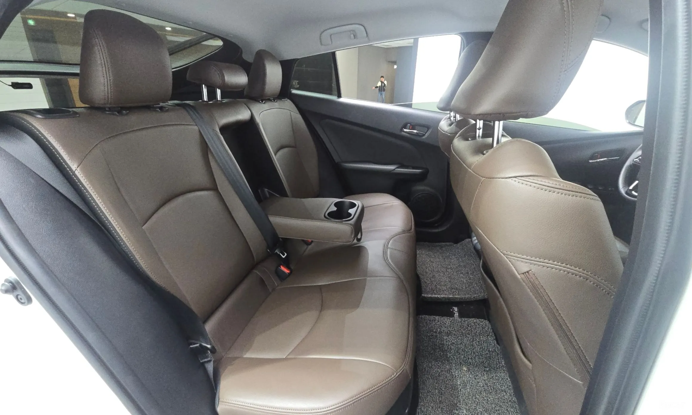Toyota Prius 4th Generation превью 12