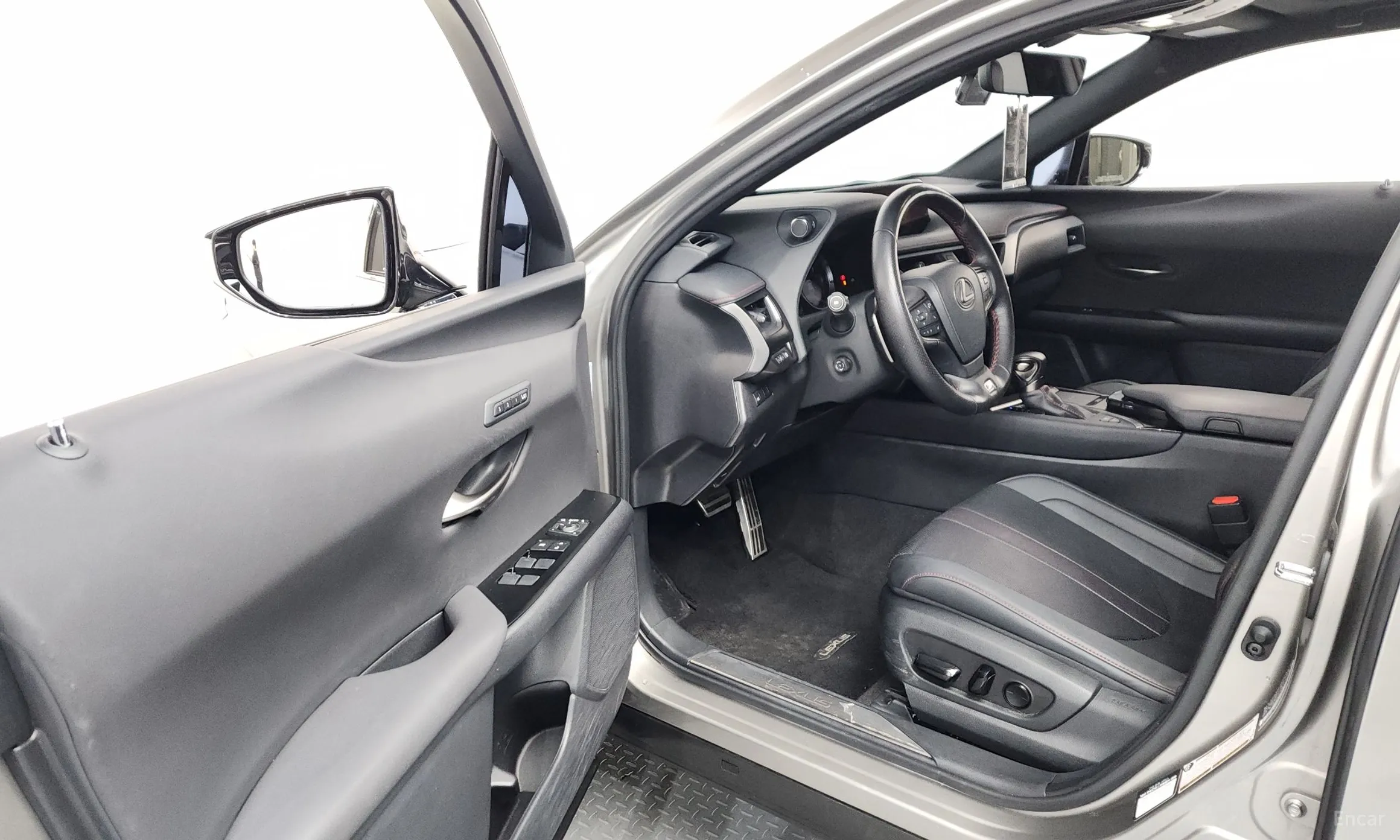 Lexus UX250h превью 10