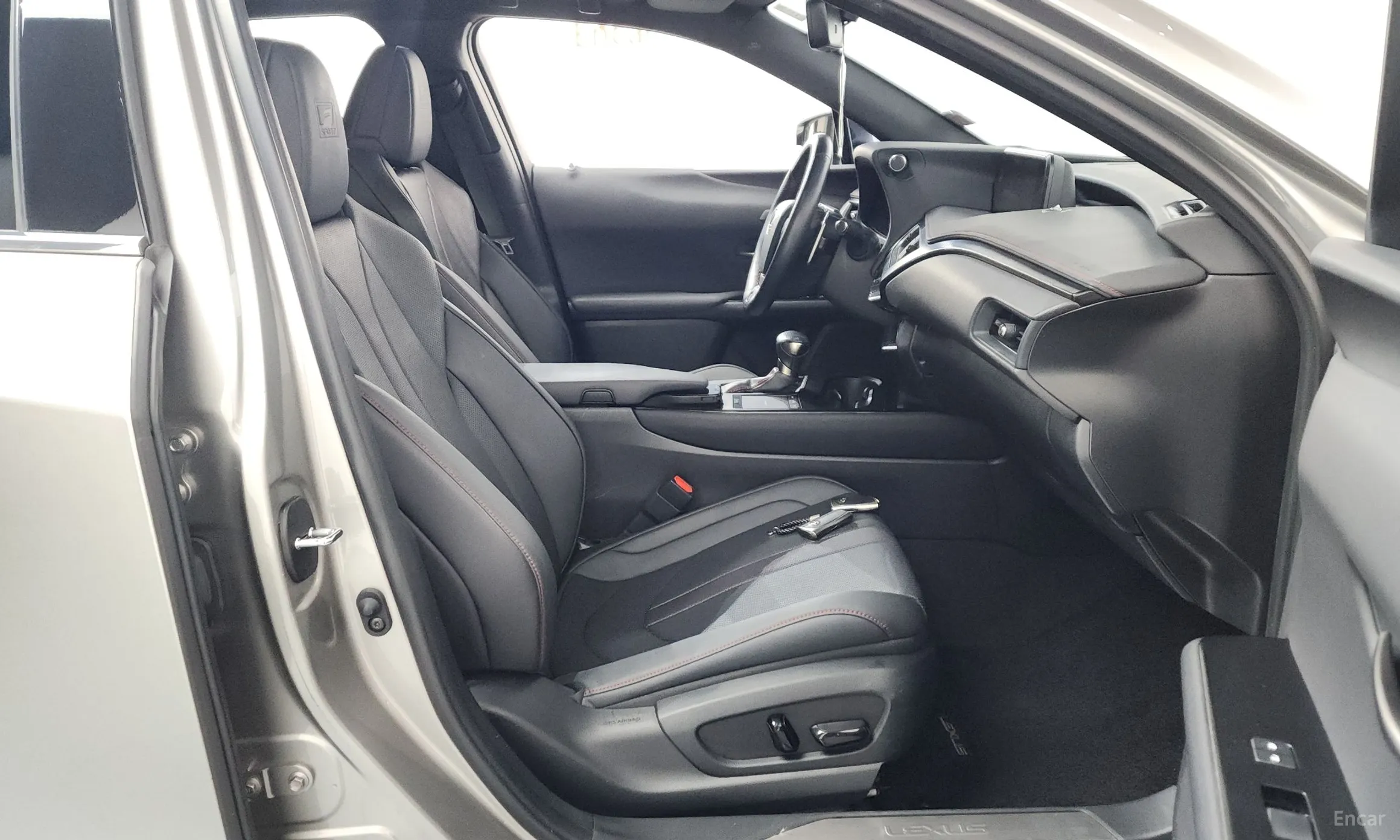 Lexus UX250h превью 11