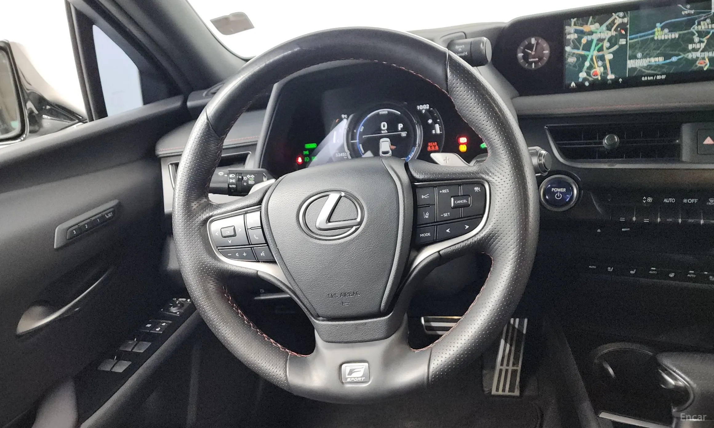 Lexus UX250h превью 12