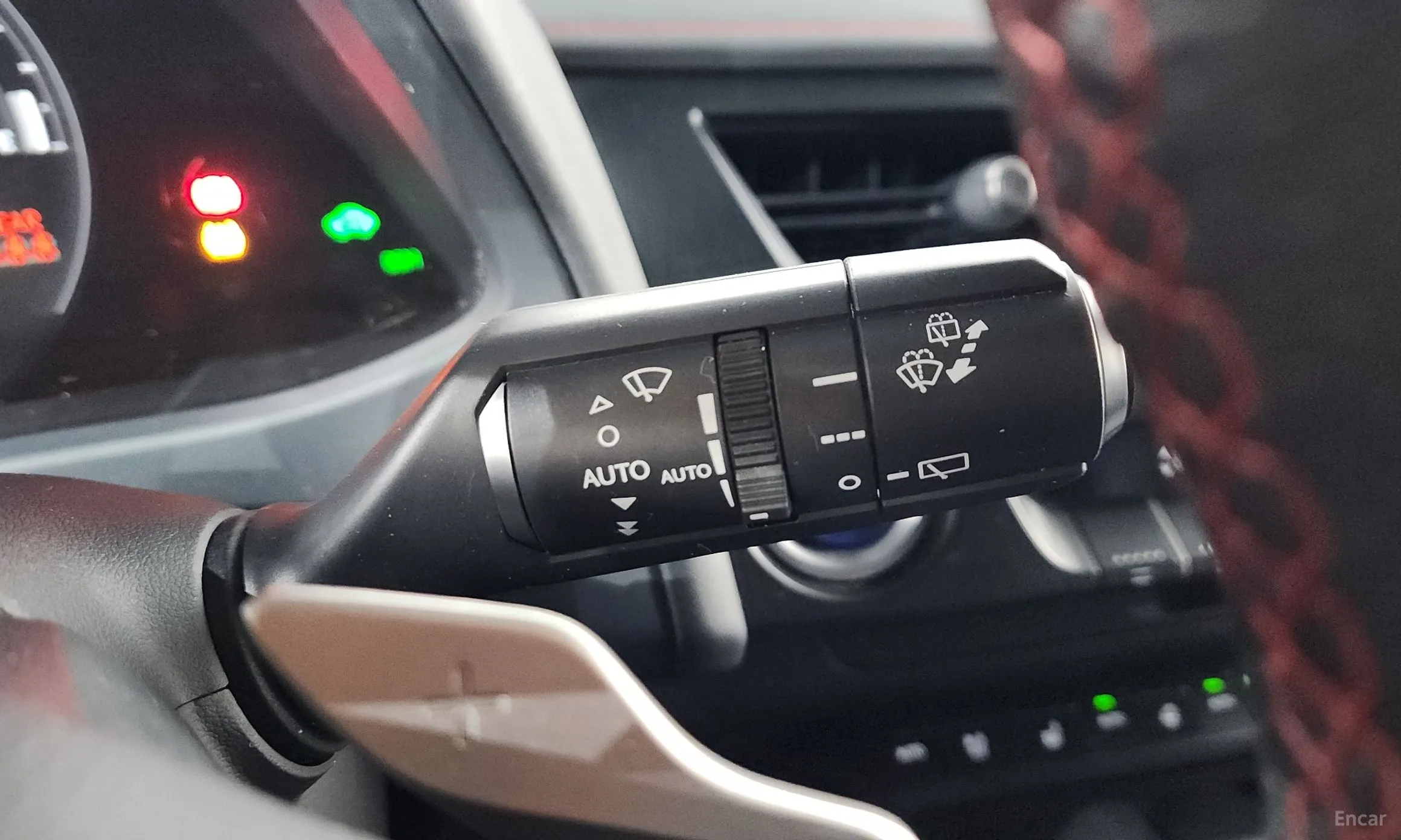 Lexus UX250h превью 17