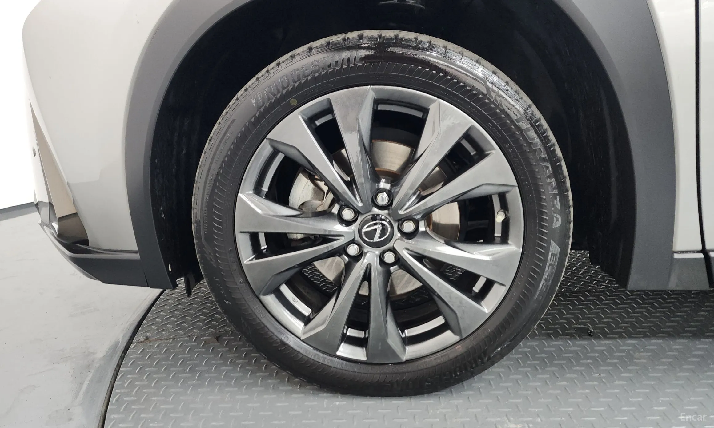Lexus UX250h превью 5
