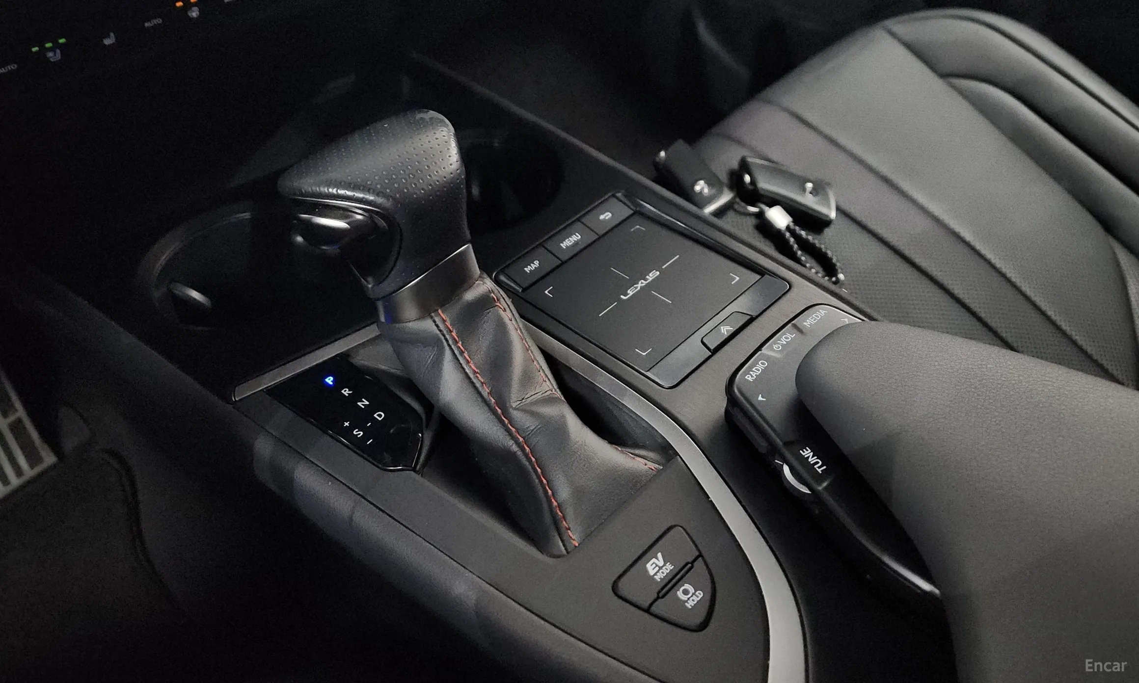 Lexus UX250h превью 9
