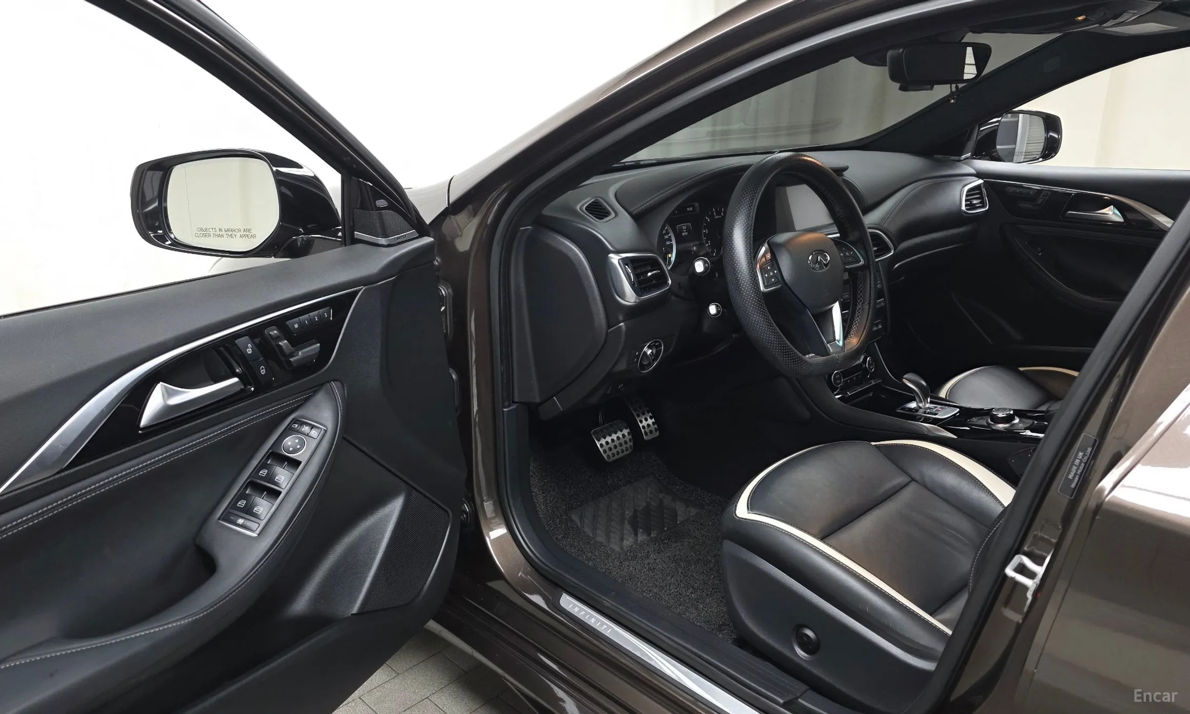 Infiniti Q30 превью 10