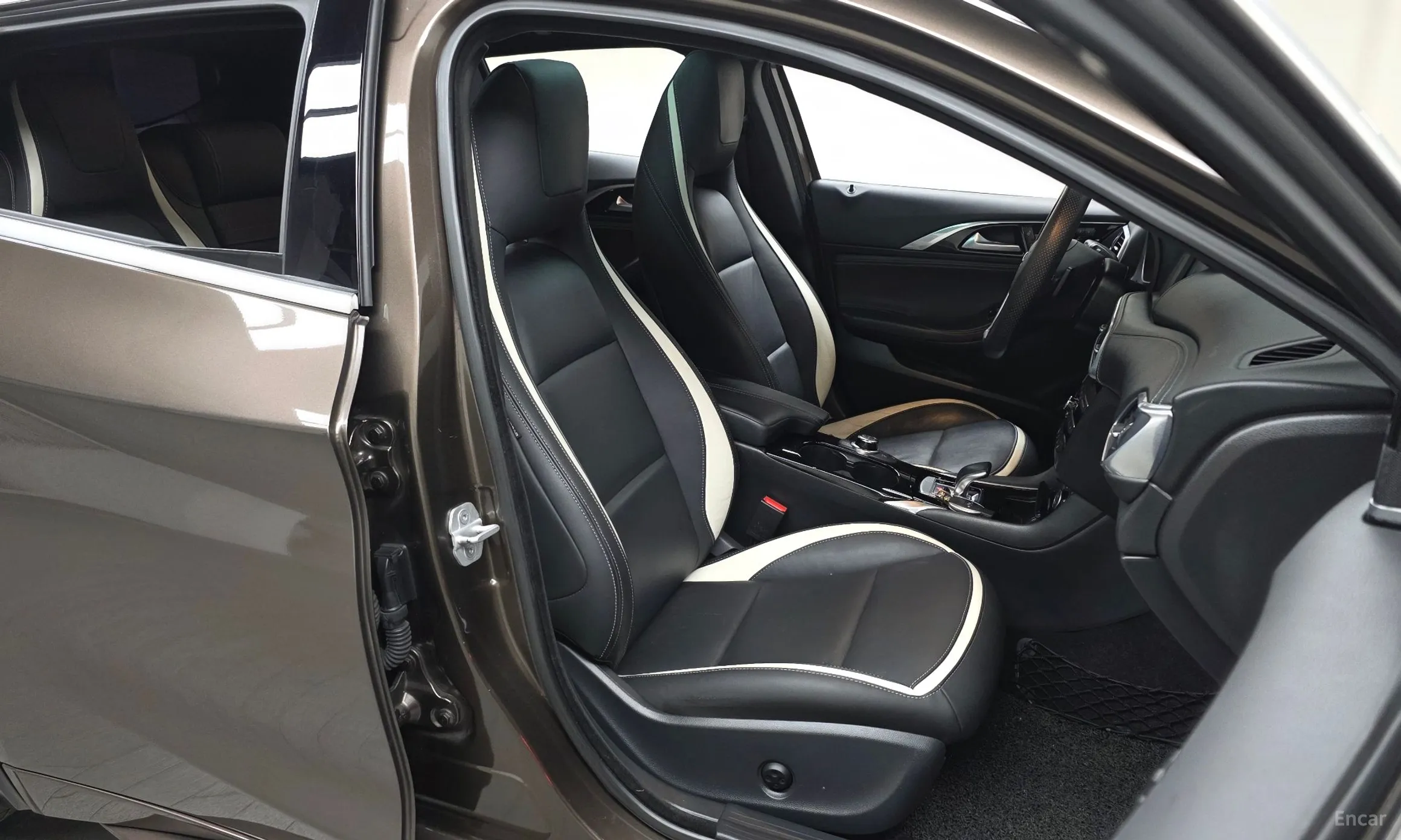 Infiniti Q30 превью 12
