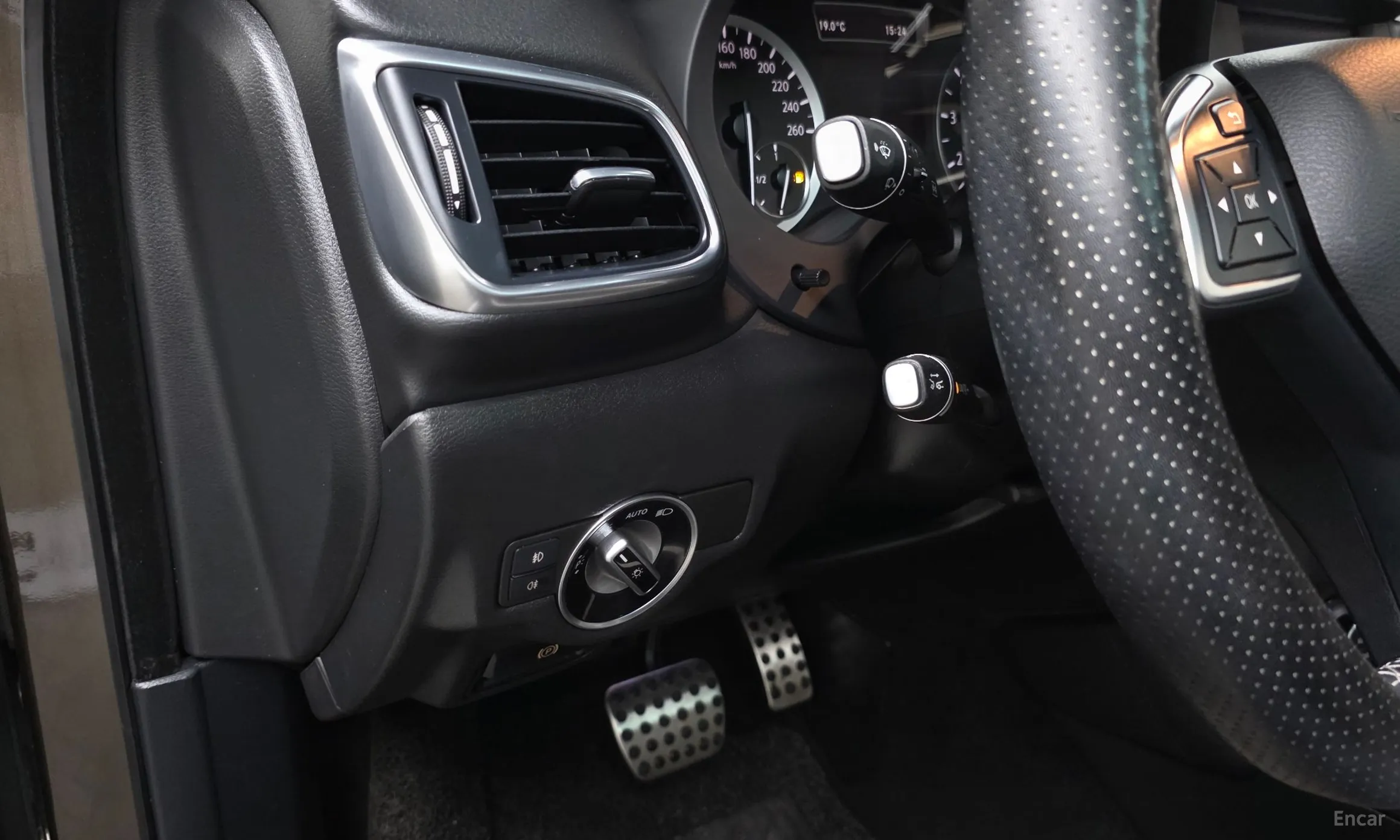 Infiniti Q30 превью 13