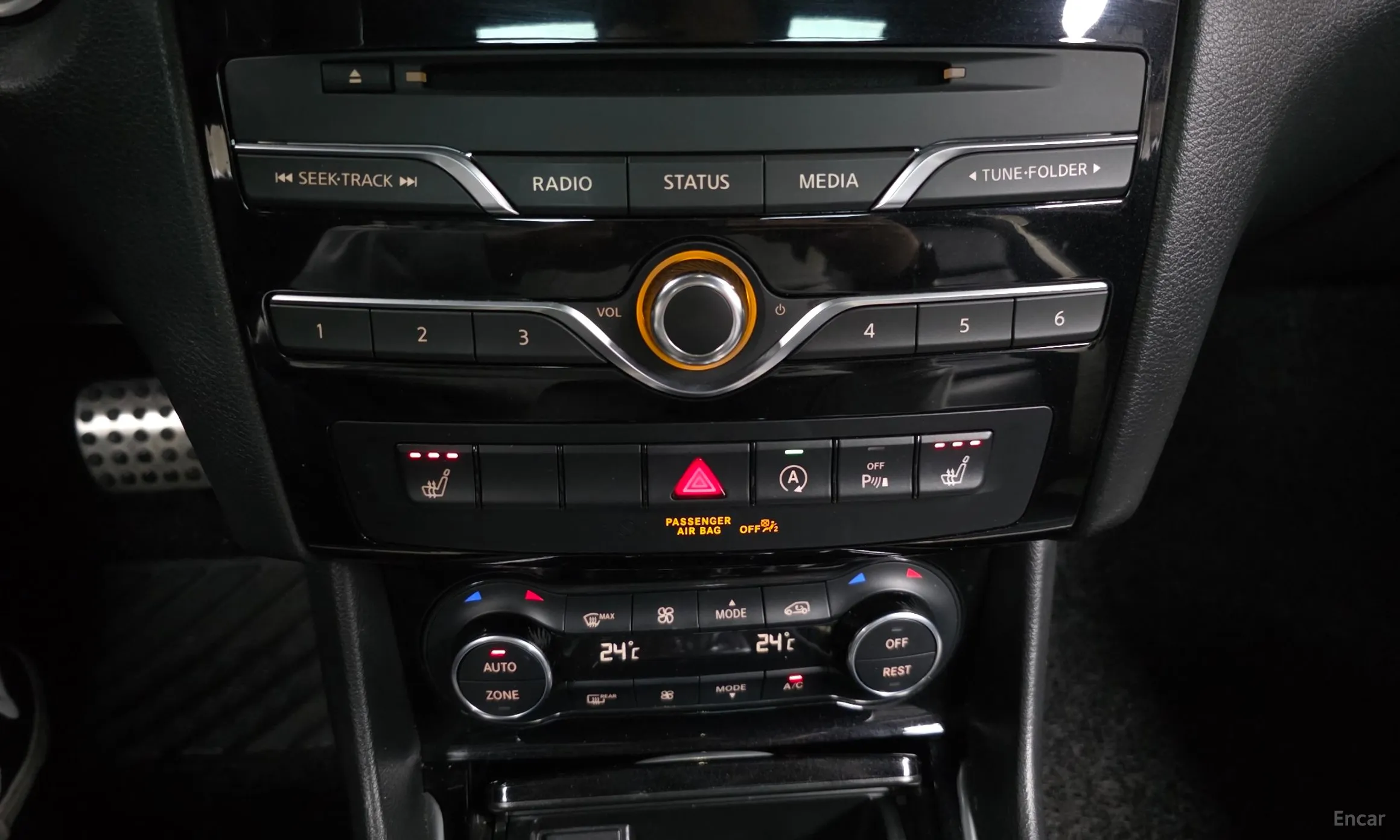Infiniti Q30 превью 17