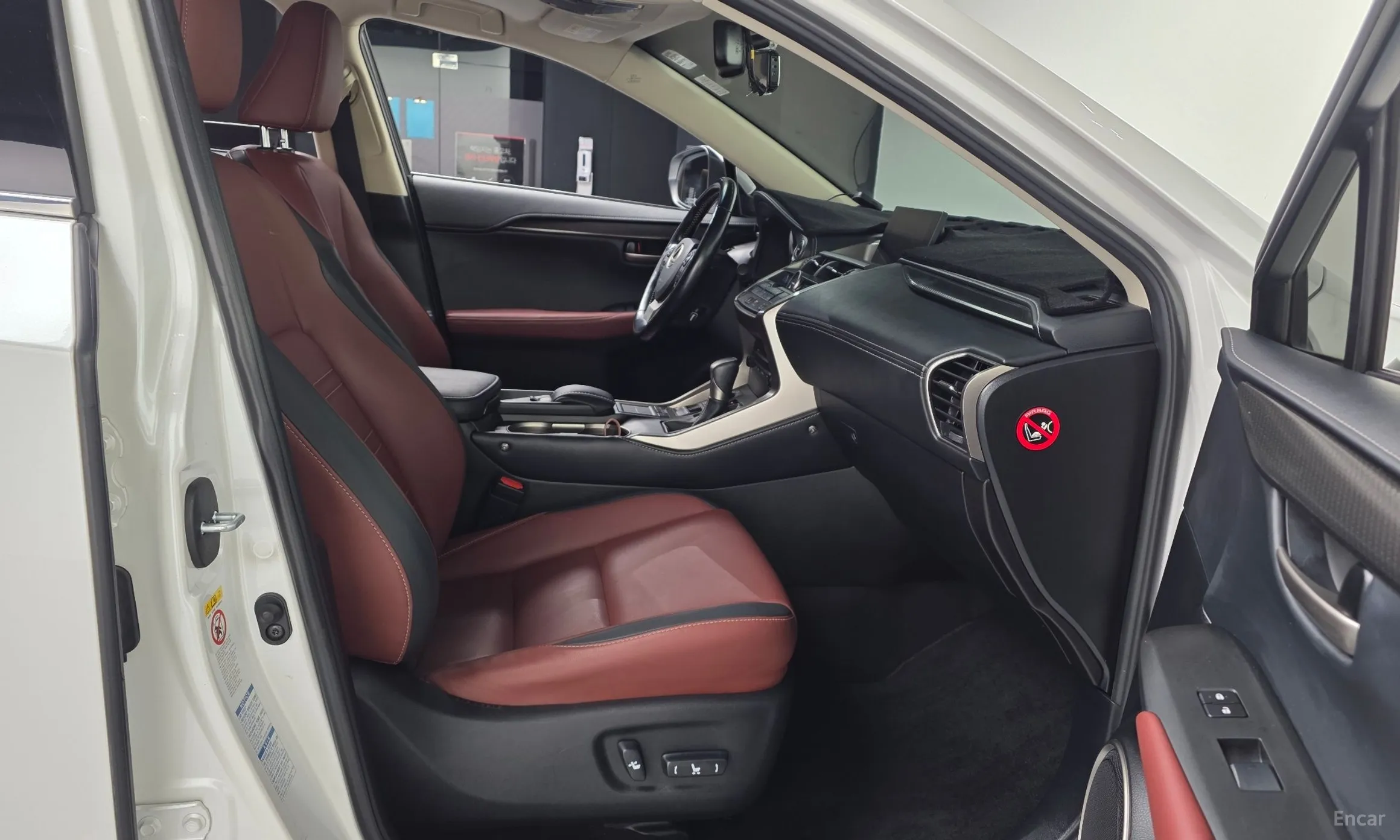 Lexus NX300h превью 11