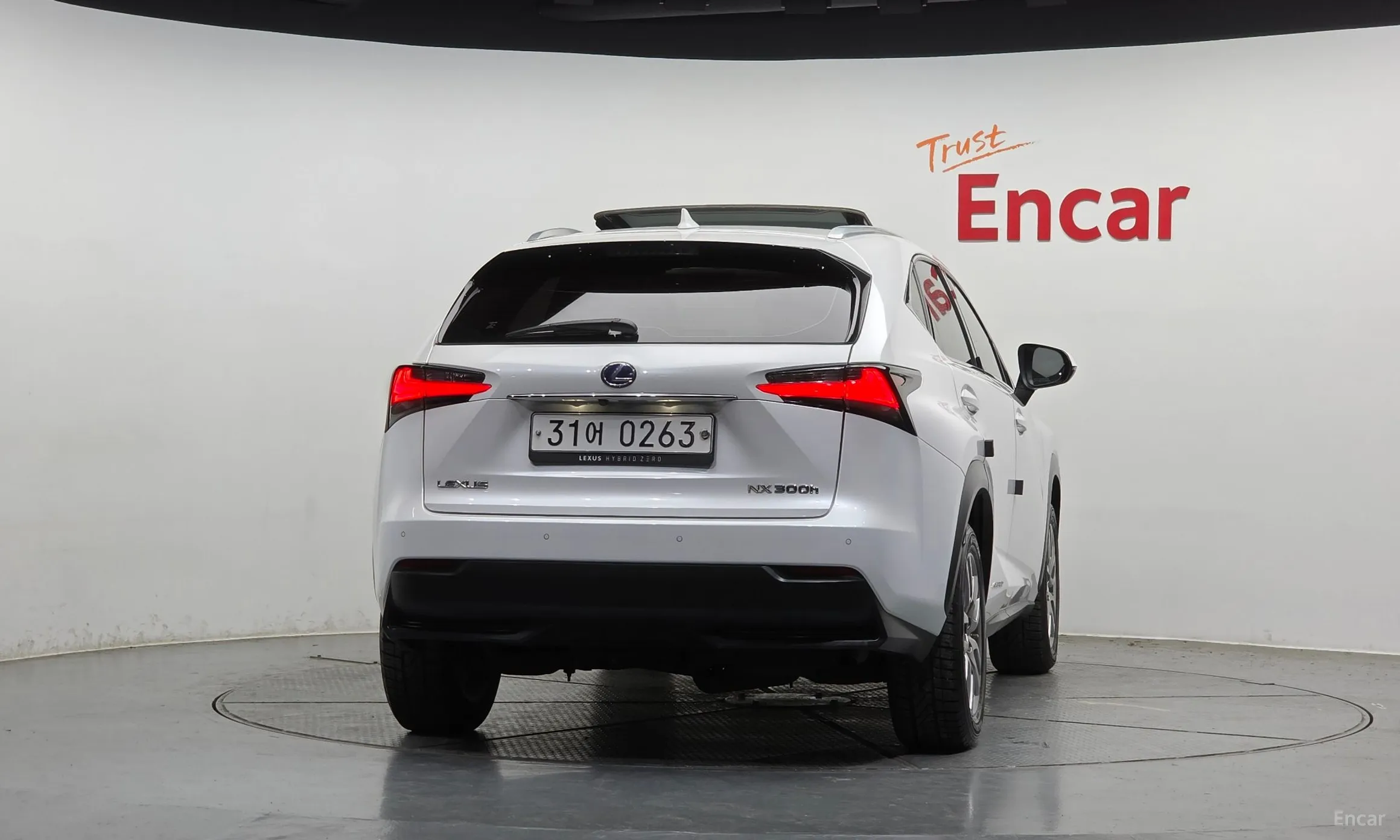 Lexus NX300h превью 4