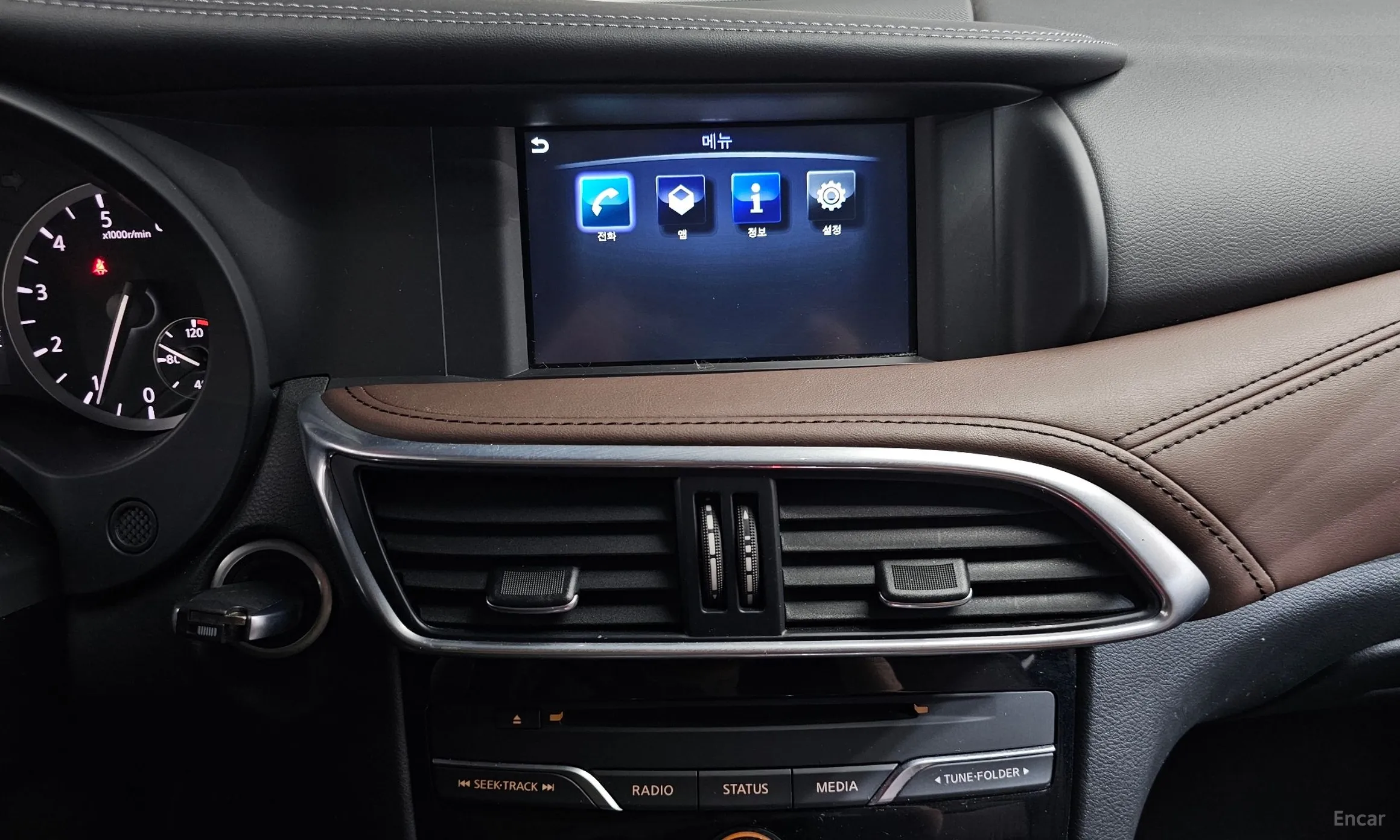 Infiniti Q30 превью 13