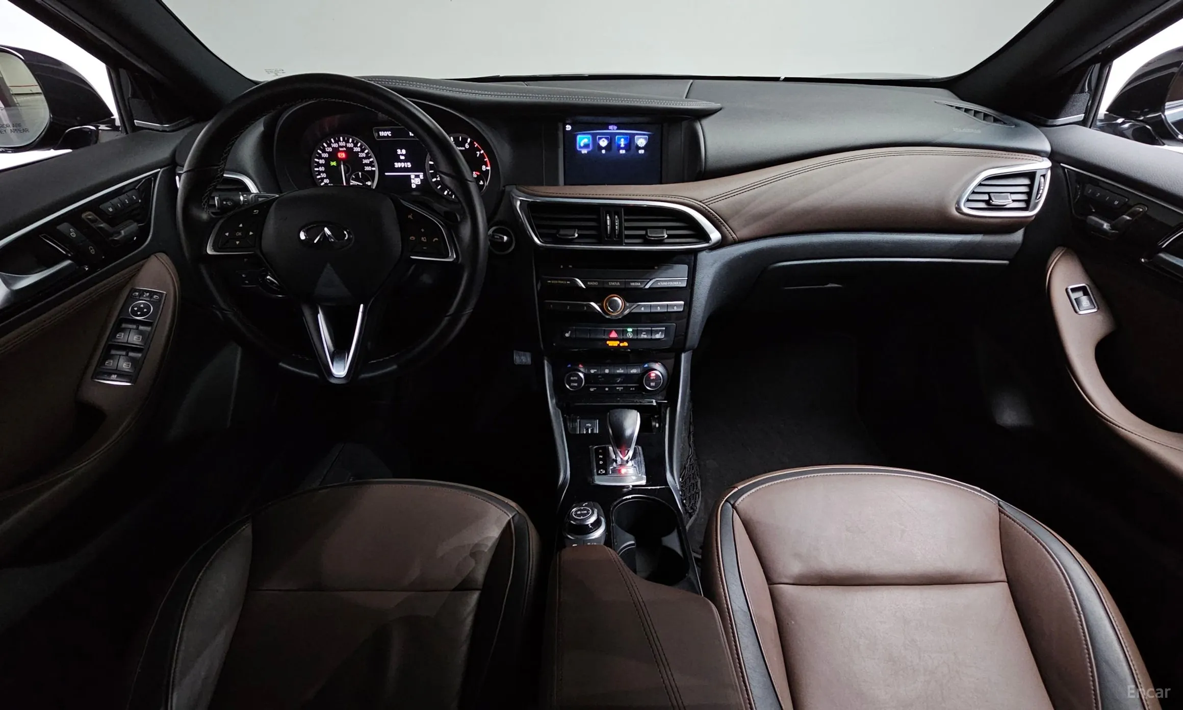 Infiniti Q30 превью 7