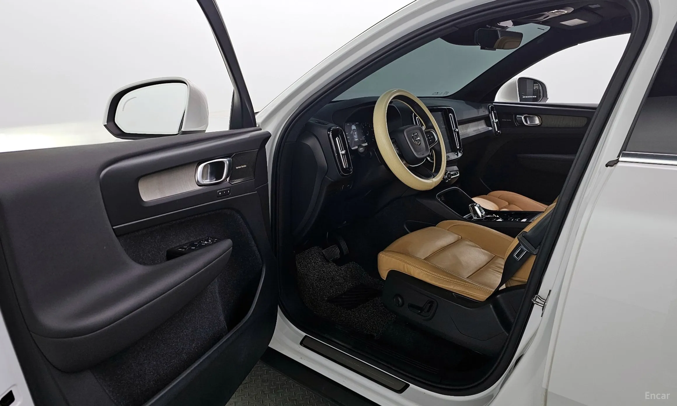Volvo XC40 превью 10