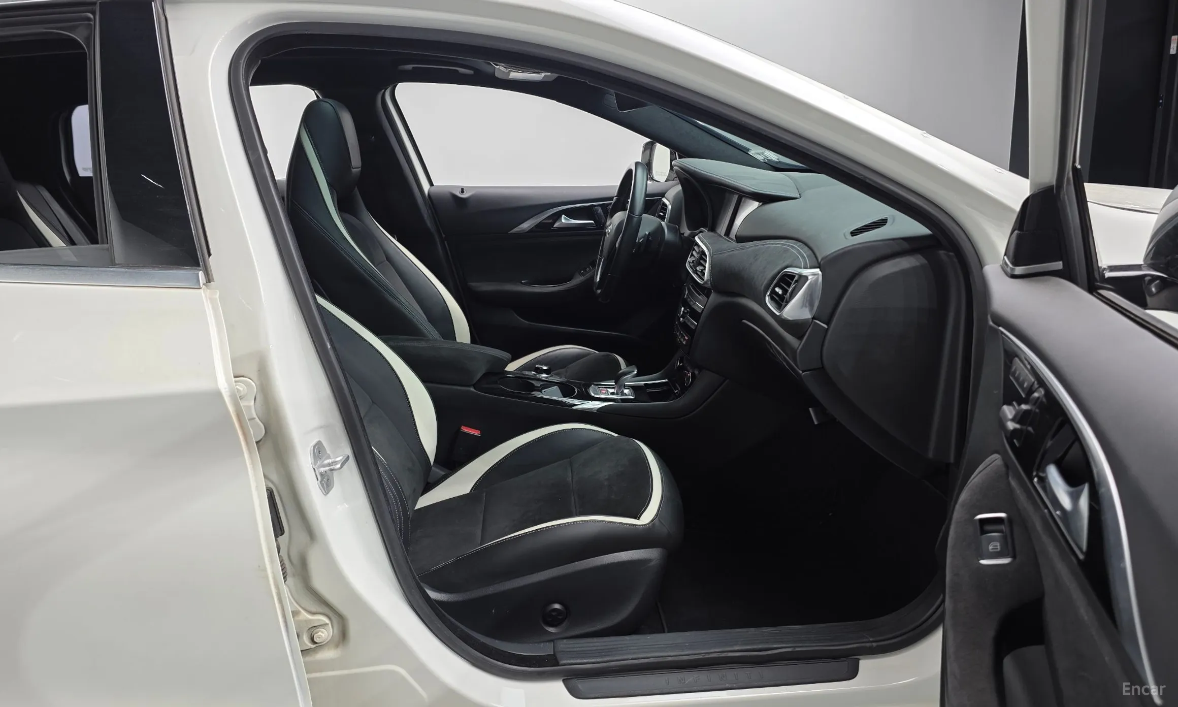 Infiniti Q30 превью 11