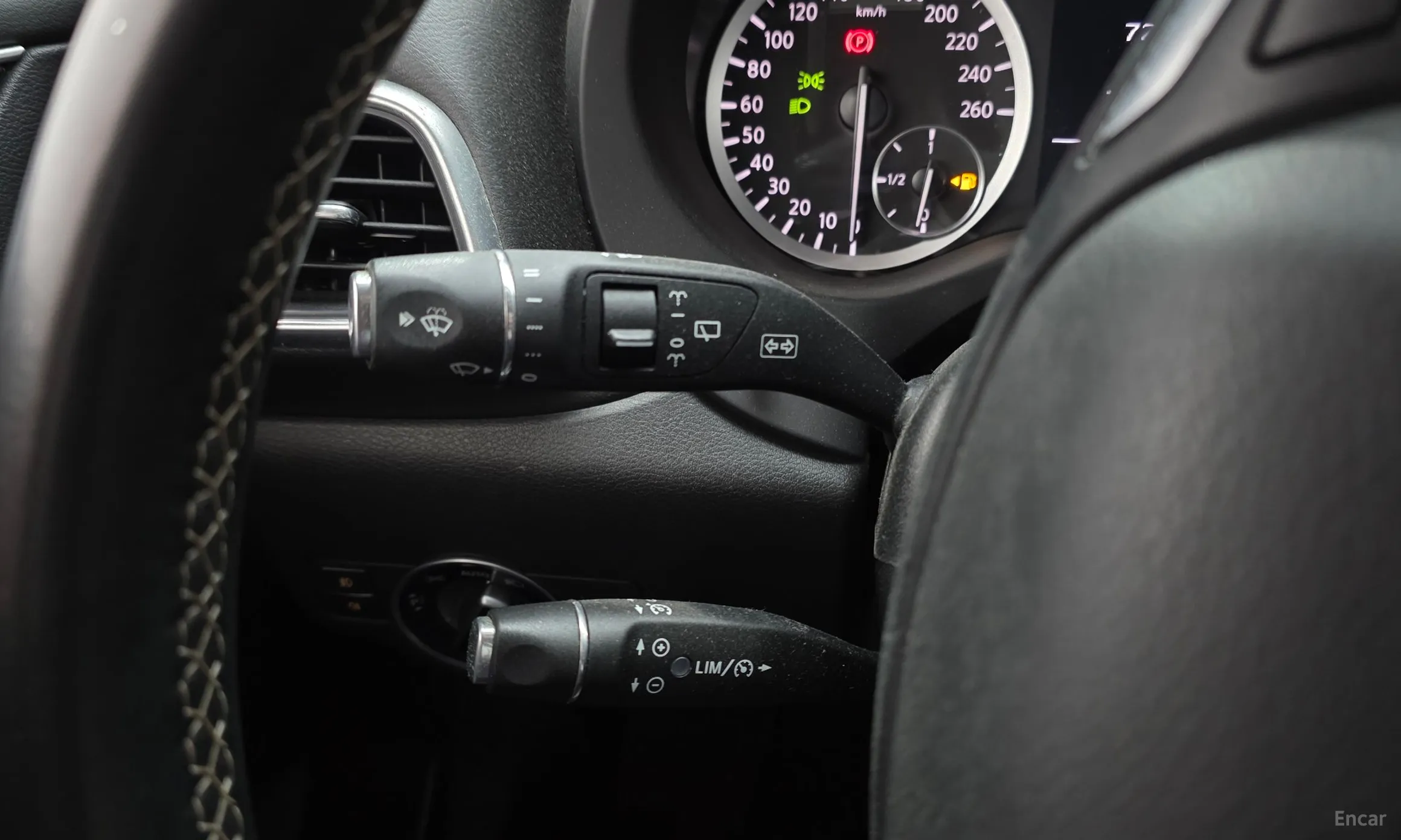 Infiniti Q30 превью 18