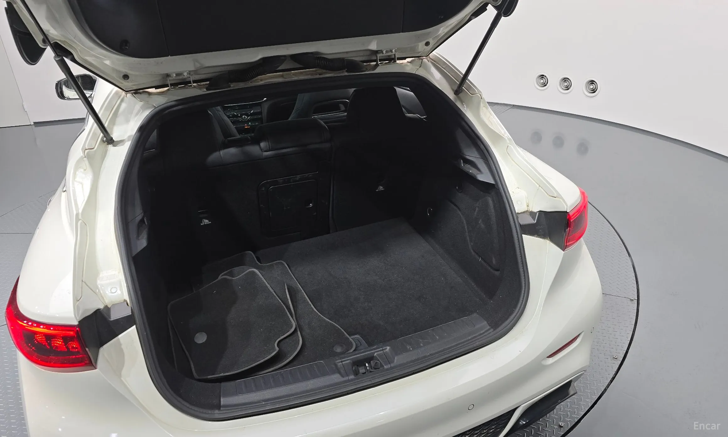 Infiniti Q30 превью 20