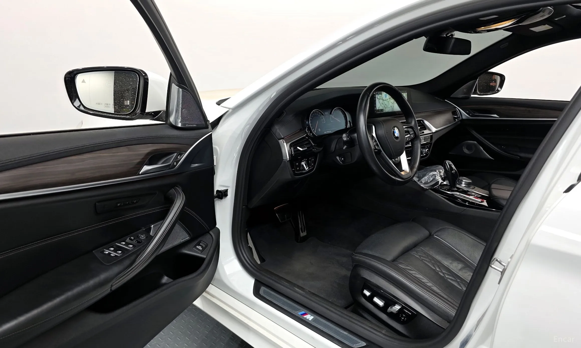 BMW 5 Series (G30) превью 10
