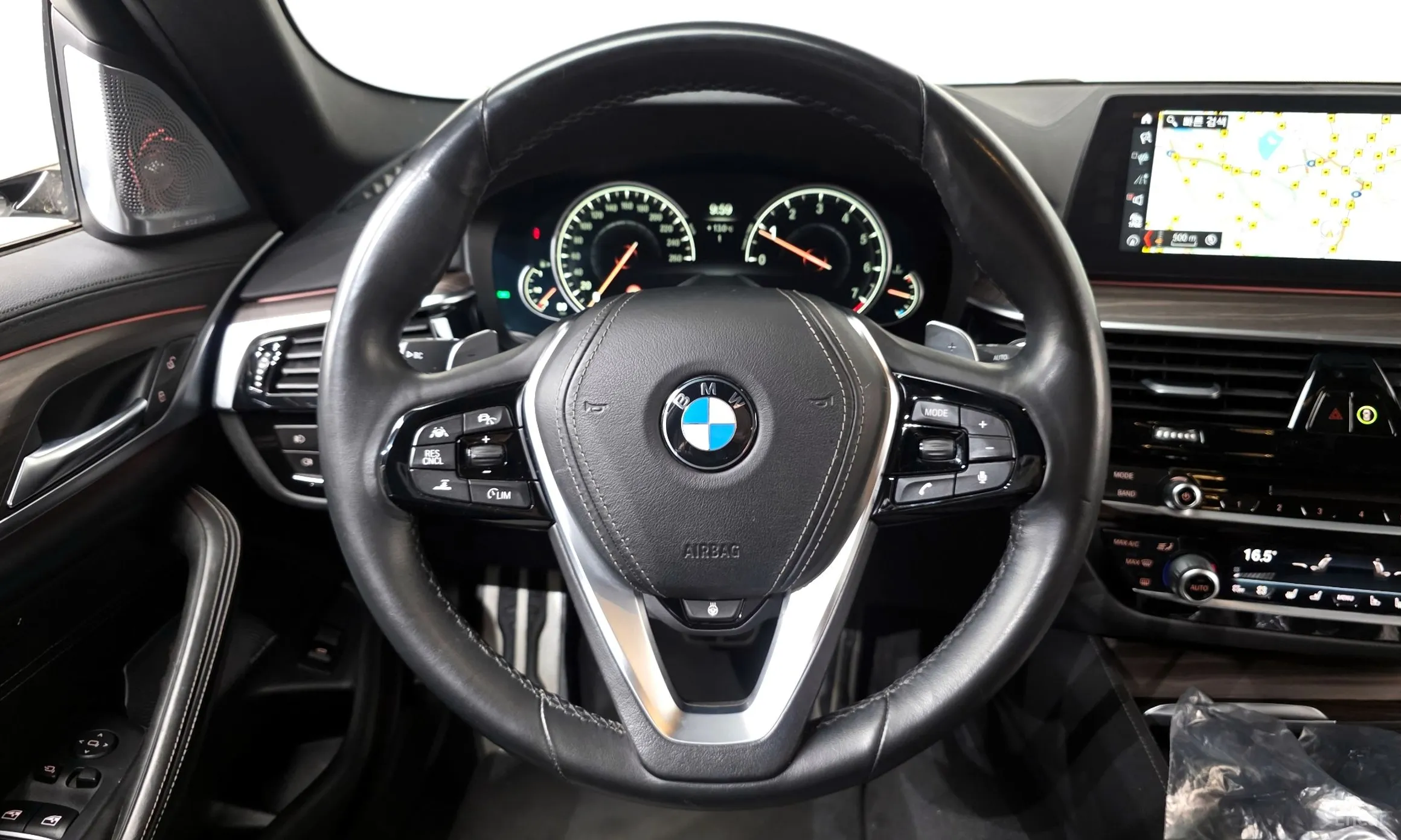 BMW 5 Series (G30) превью 12
