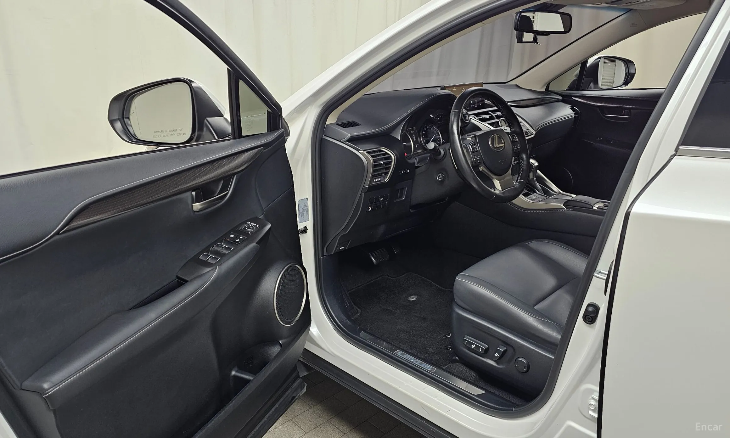 Lexus NX300h превью 10