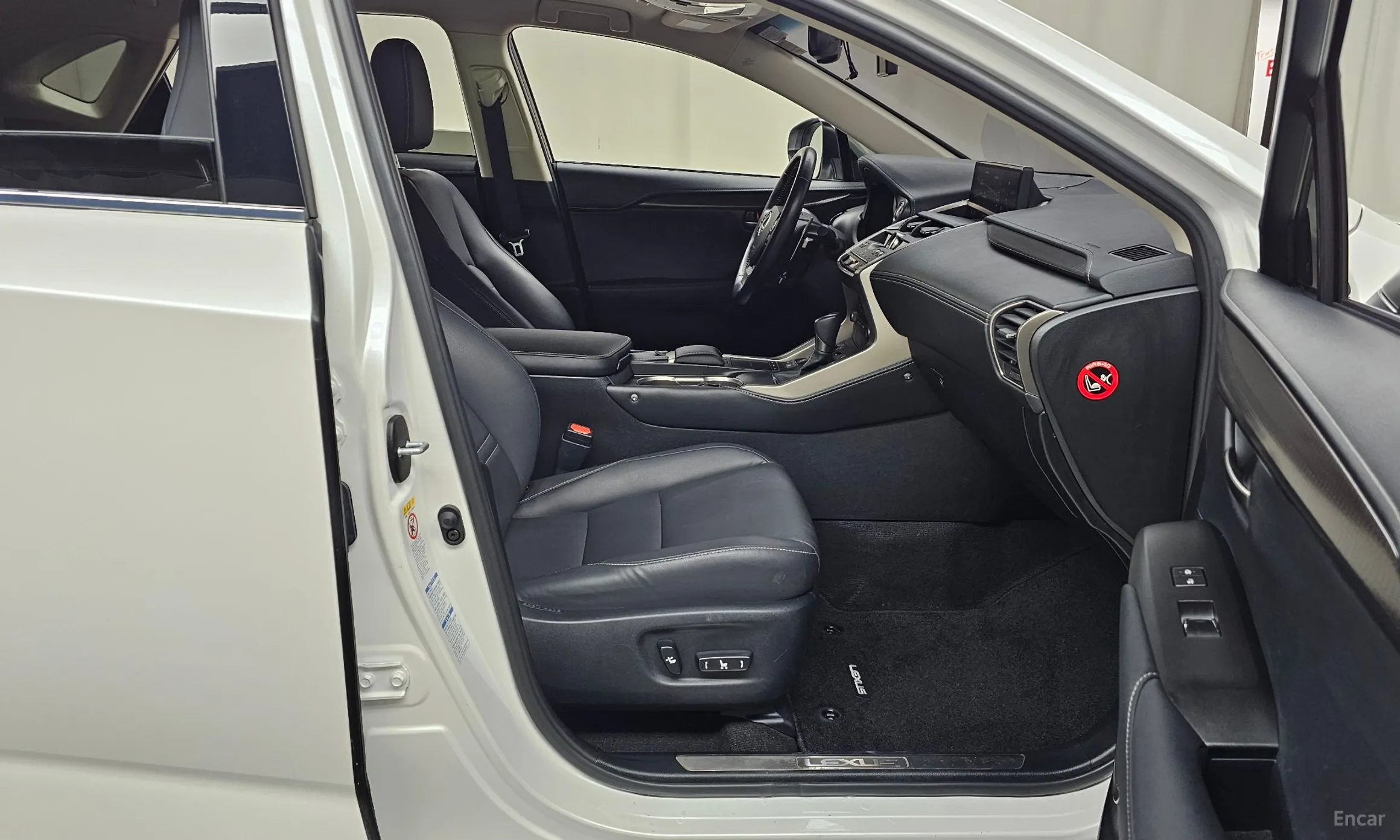 Lexus NX300h превью 11