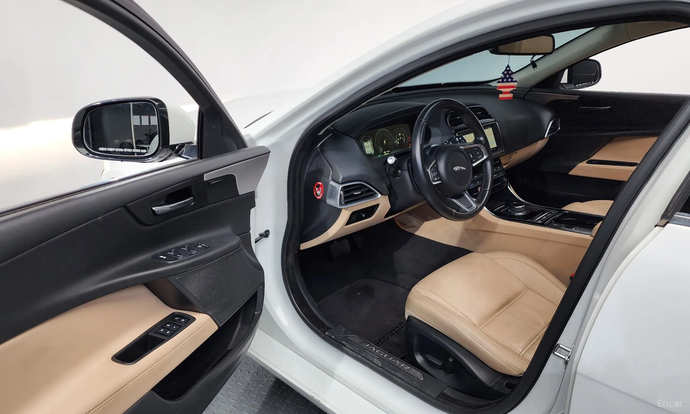 Jaguar XE превью 10